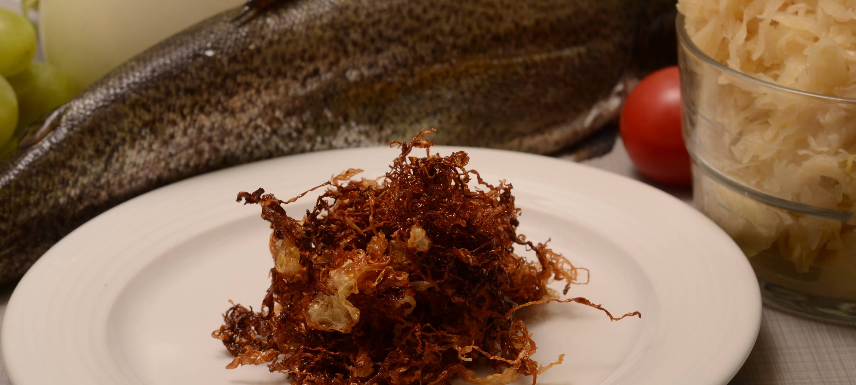 Forelle mit Rieslingsoße und frittiertem Sauerkraut