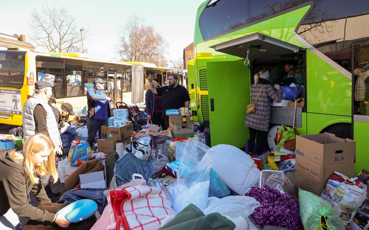 Busse von Urban Reisen werden mit Hilfsgütern vollgeladen