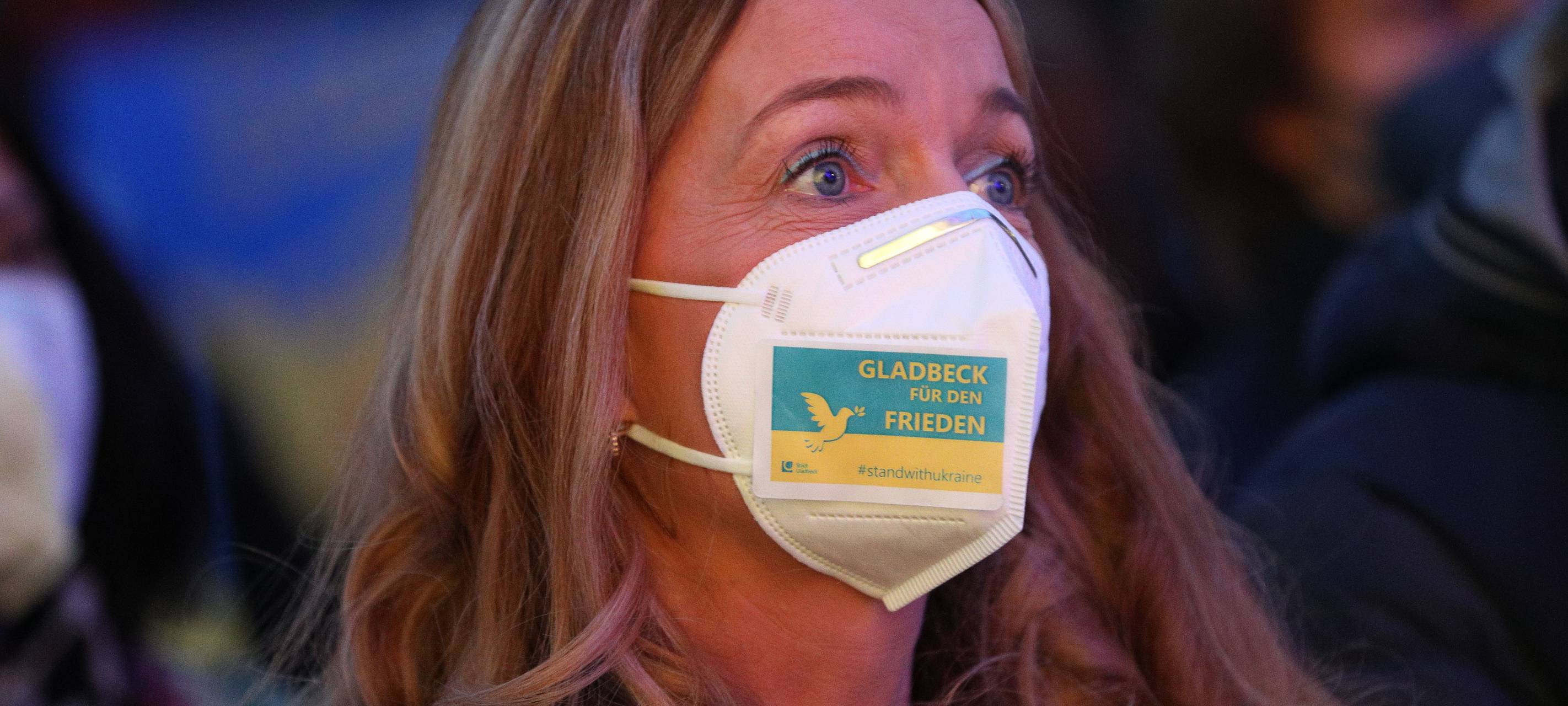 Gladbecks Bürgermeisterin Bettina Weist mit Ukraine-Maske