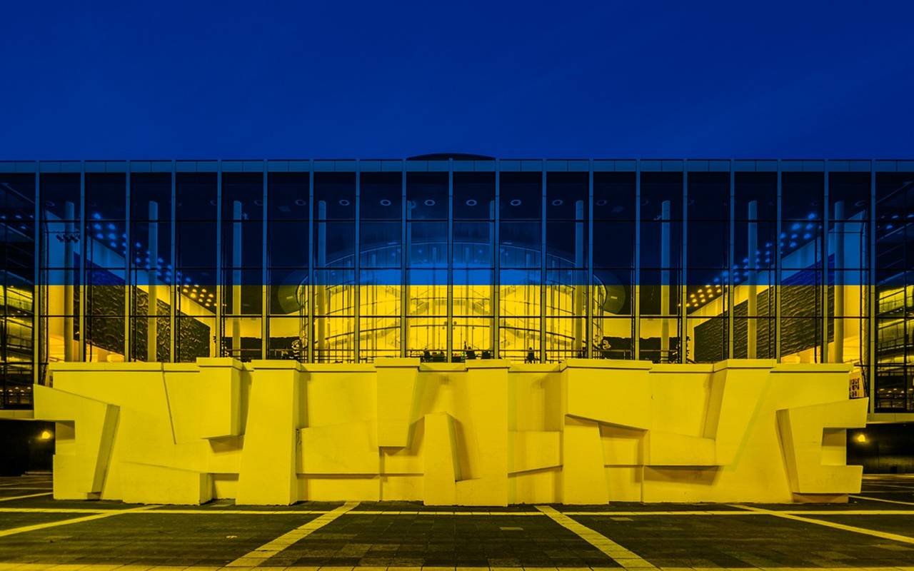 Blau-Gelb angestrahltes Musiktheater im Revier