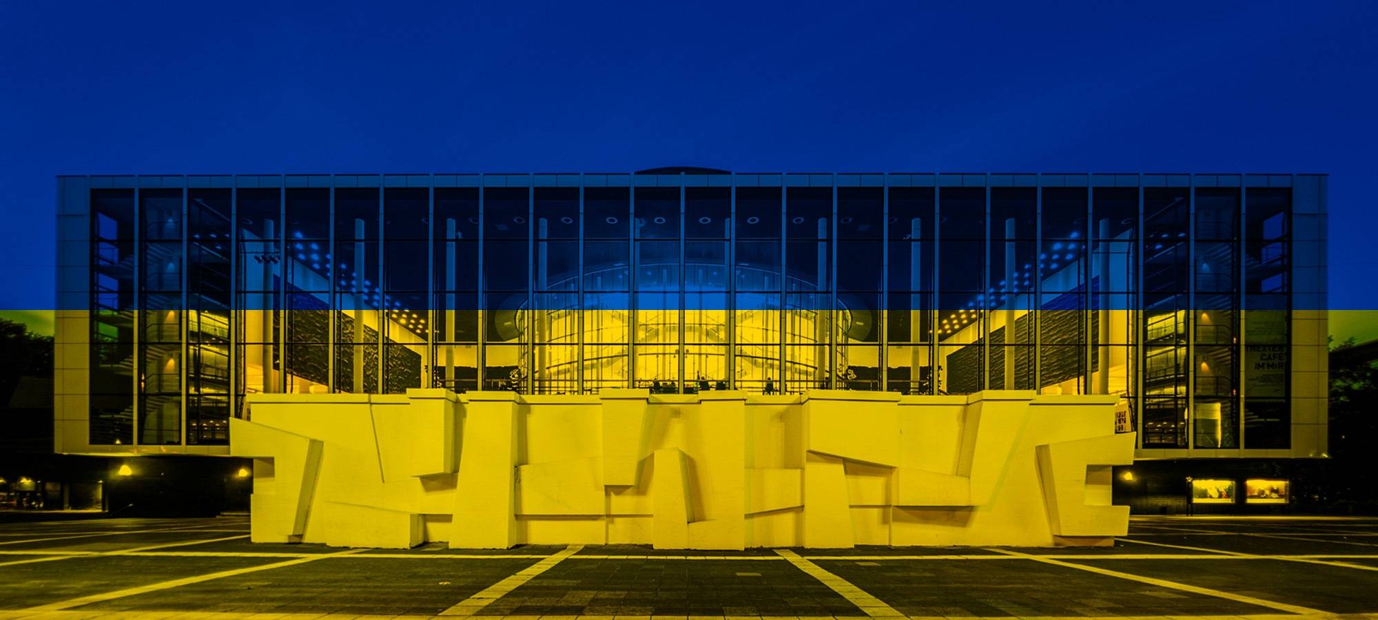 Blau-Gelb angestrahltes Musiktheater im Revier