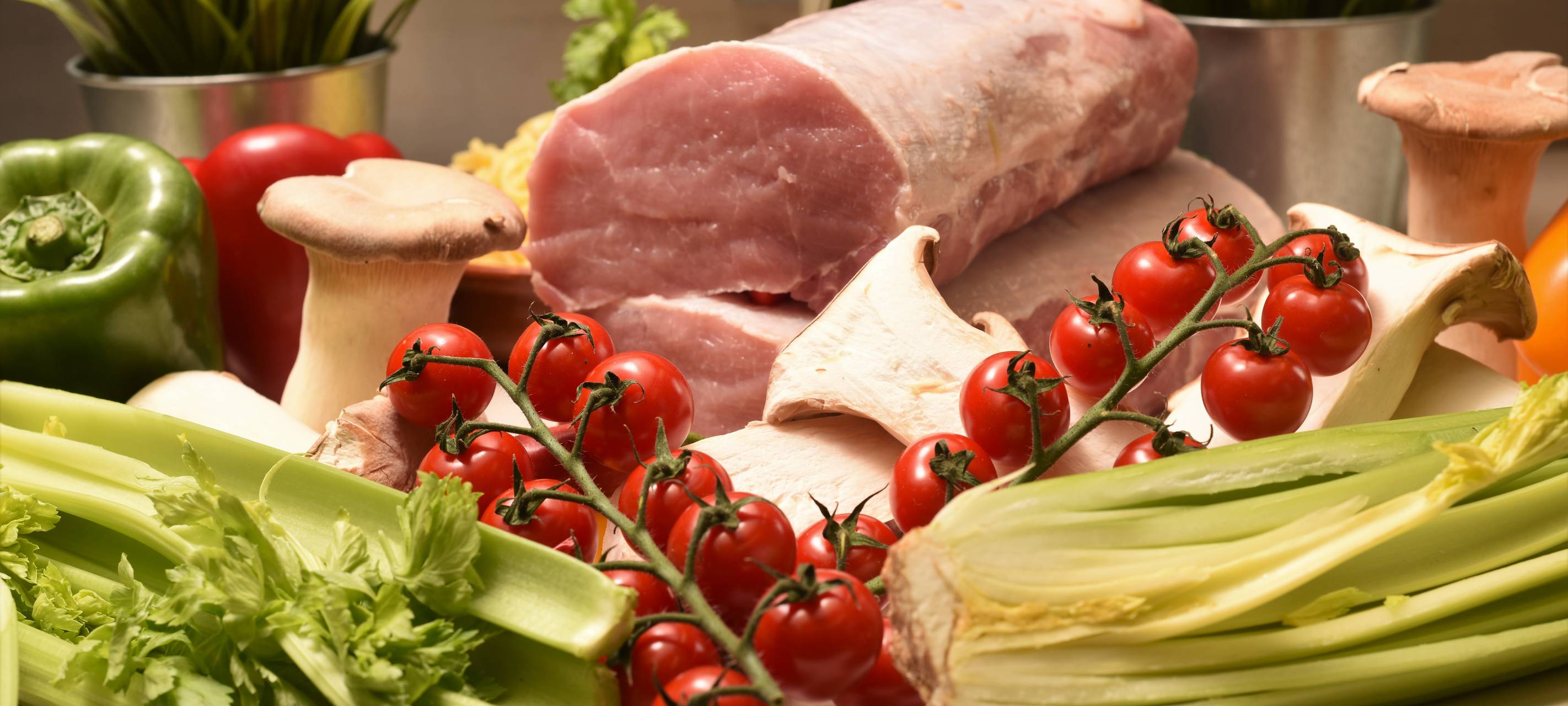 Schweinerücken mit Austernseitlingen, Staudensellerie, Pasta und Rahmsoße