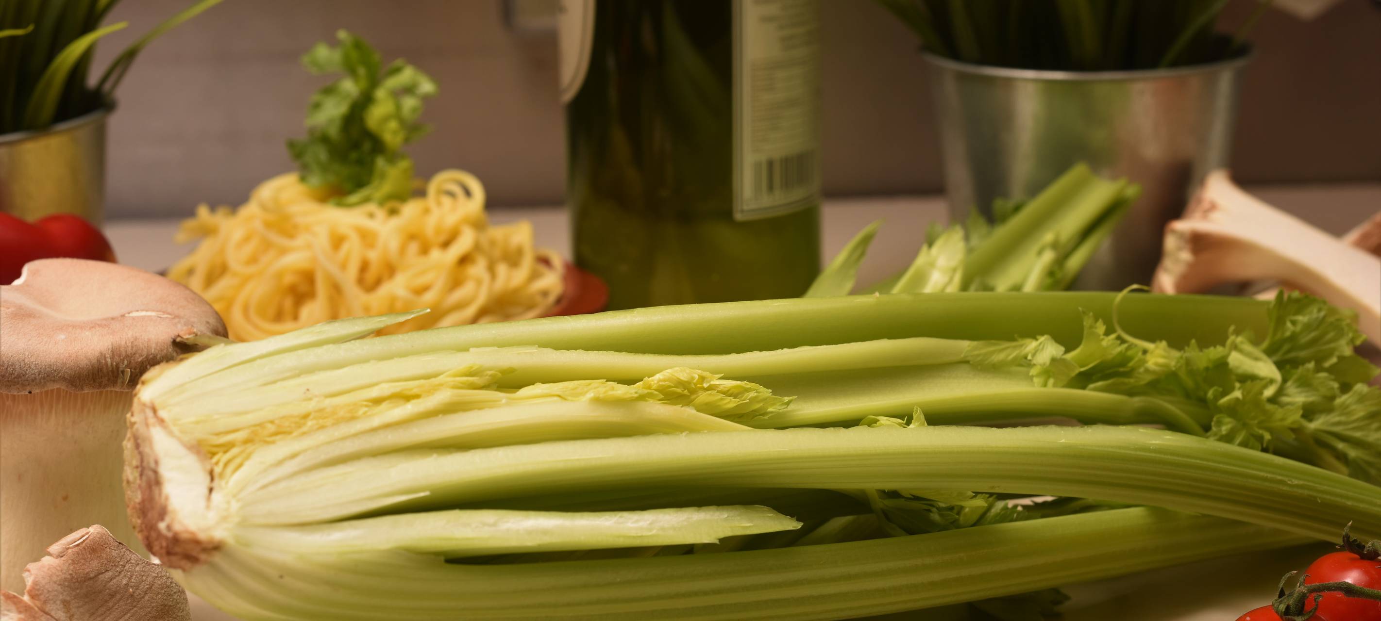 Schweinerücken mit Austernseitlingen, Staudensellerie, Pasta und Rahmsoße