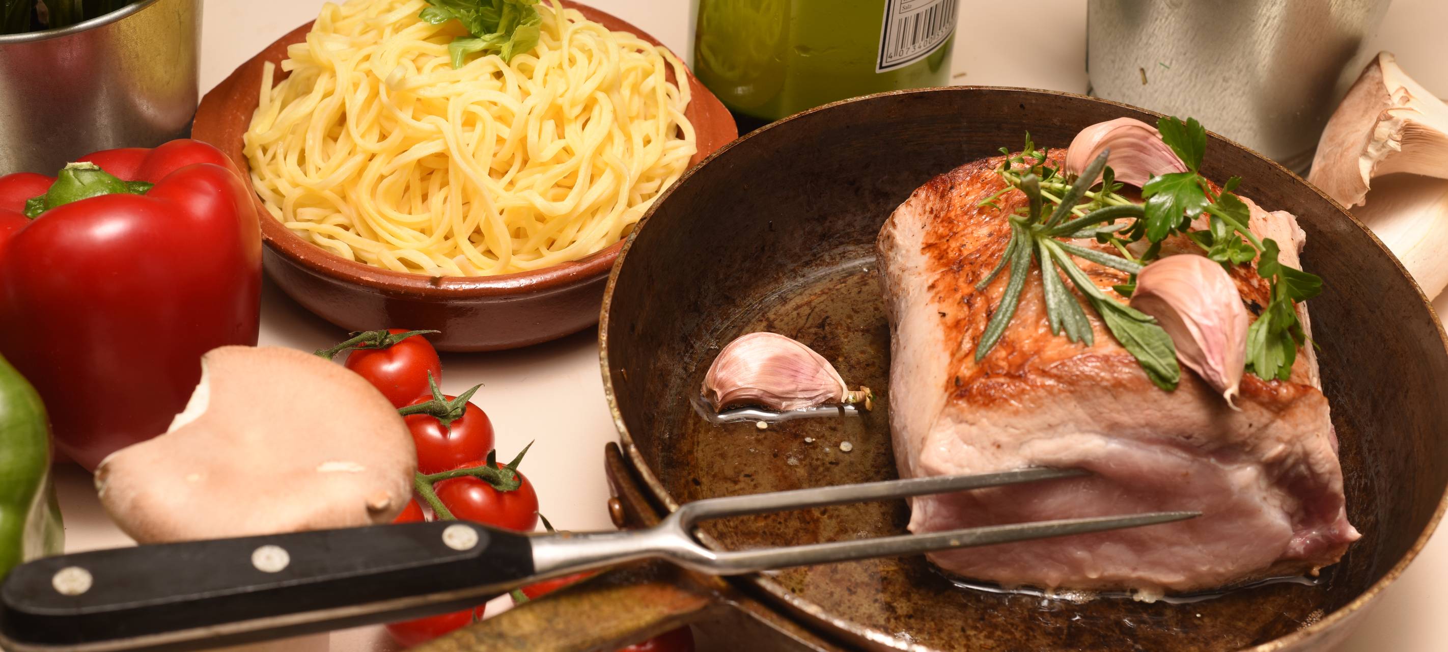 Schweinerücken mit Austernseitlingen, Staudensellerie, Pasta und Rahmsoße