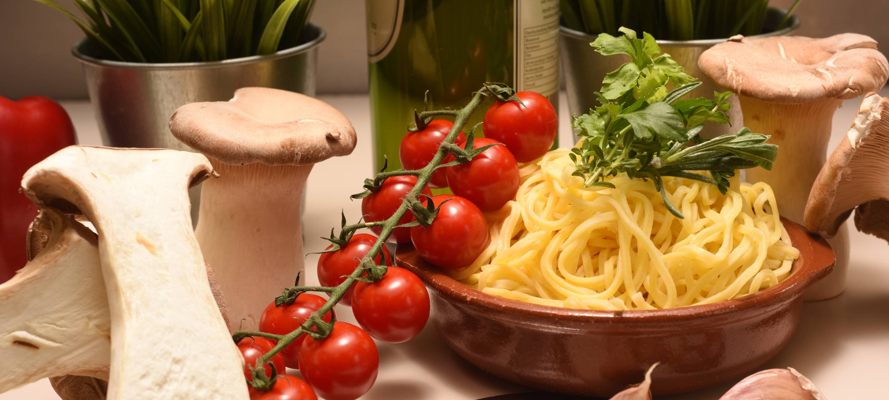 Schweinerücken mit Austernseitlingen, Staudensellerie, Pasta und Rahmsoße