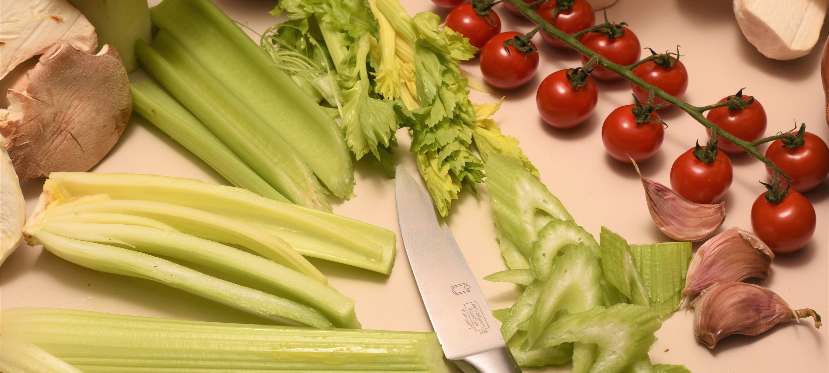 Schweinerücken mit Austernseitlingen, Staudensellerie, Pasta und Rahmsoße