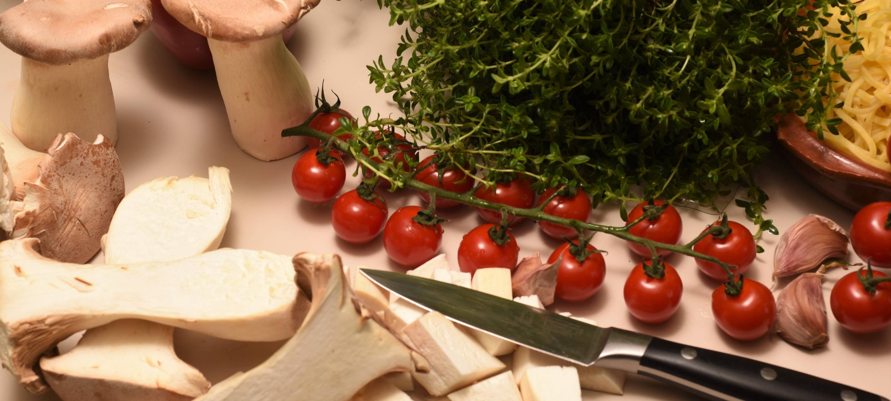 Schweinerücken mit Austernseitlingen, Staudensellerie, Pasta und Rahmsoße
