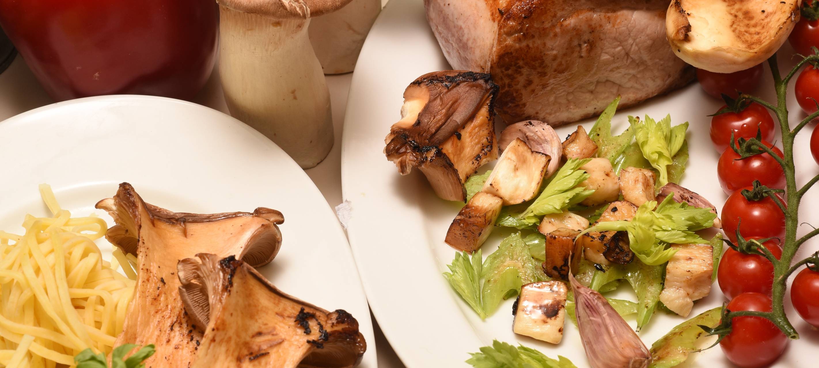 Schweinerücken mit Austernseitlingen, Staudensellerie, Pasta und Rahmsoße