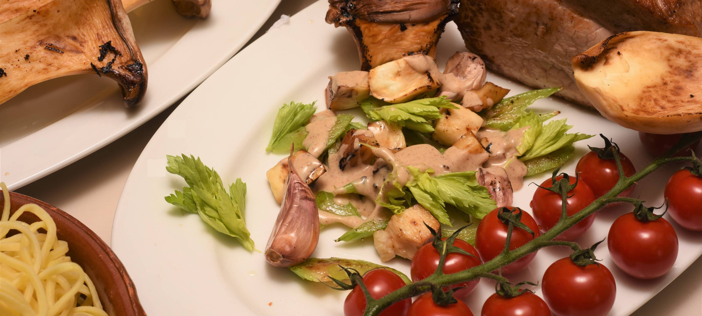 Schweinerücken mit Austernseitlingen, Staudensellerie, Pasta und Rahmsoße