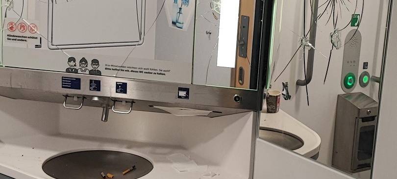 Fans von Hannover 96 demolieren Zug bei Rückreise