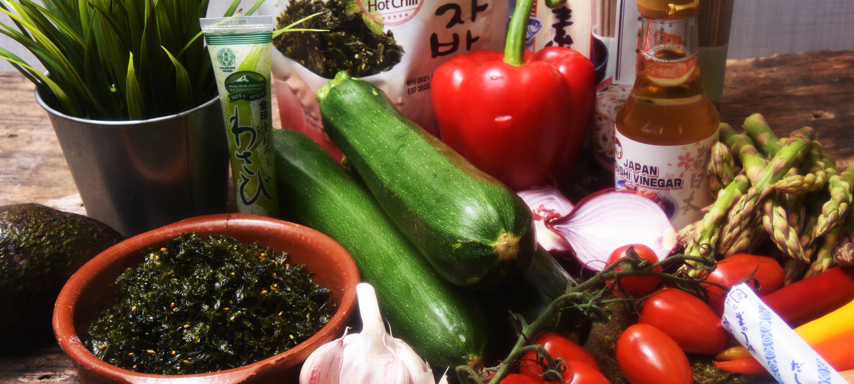 Asiatische Nudelsuppe mit Gemüse- und Seelachs-Tempura