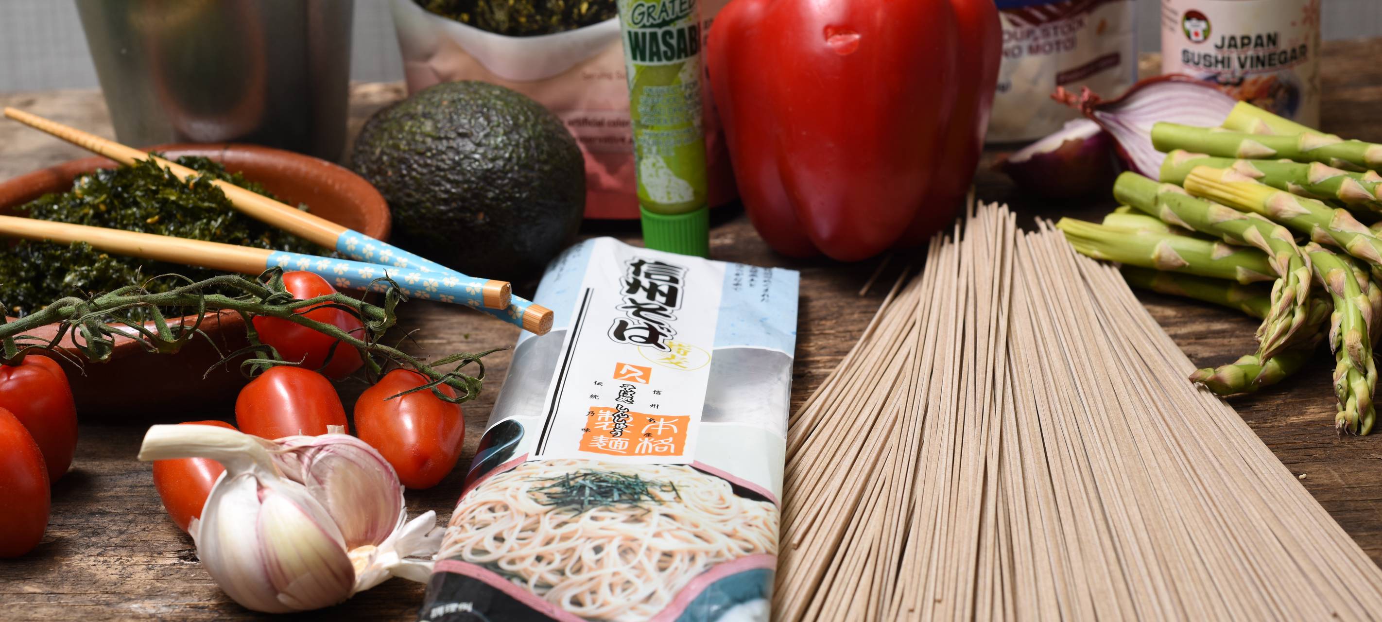 Asiatische Nudelsuppe mit Gemüse- und Seelachs-Tempura