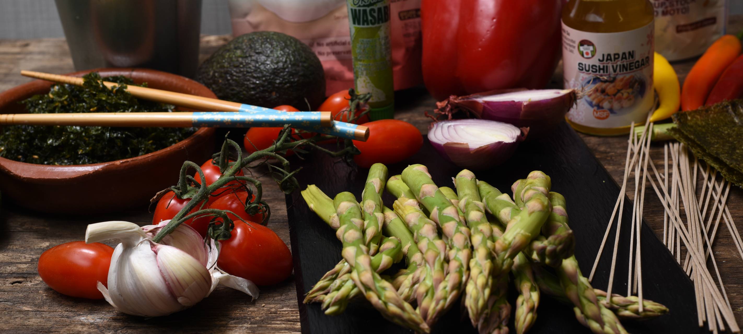 Asiatische Nudelsuppe mit Gemüse- und Seelachs-Tempura