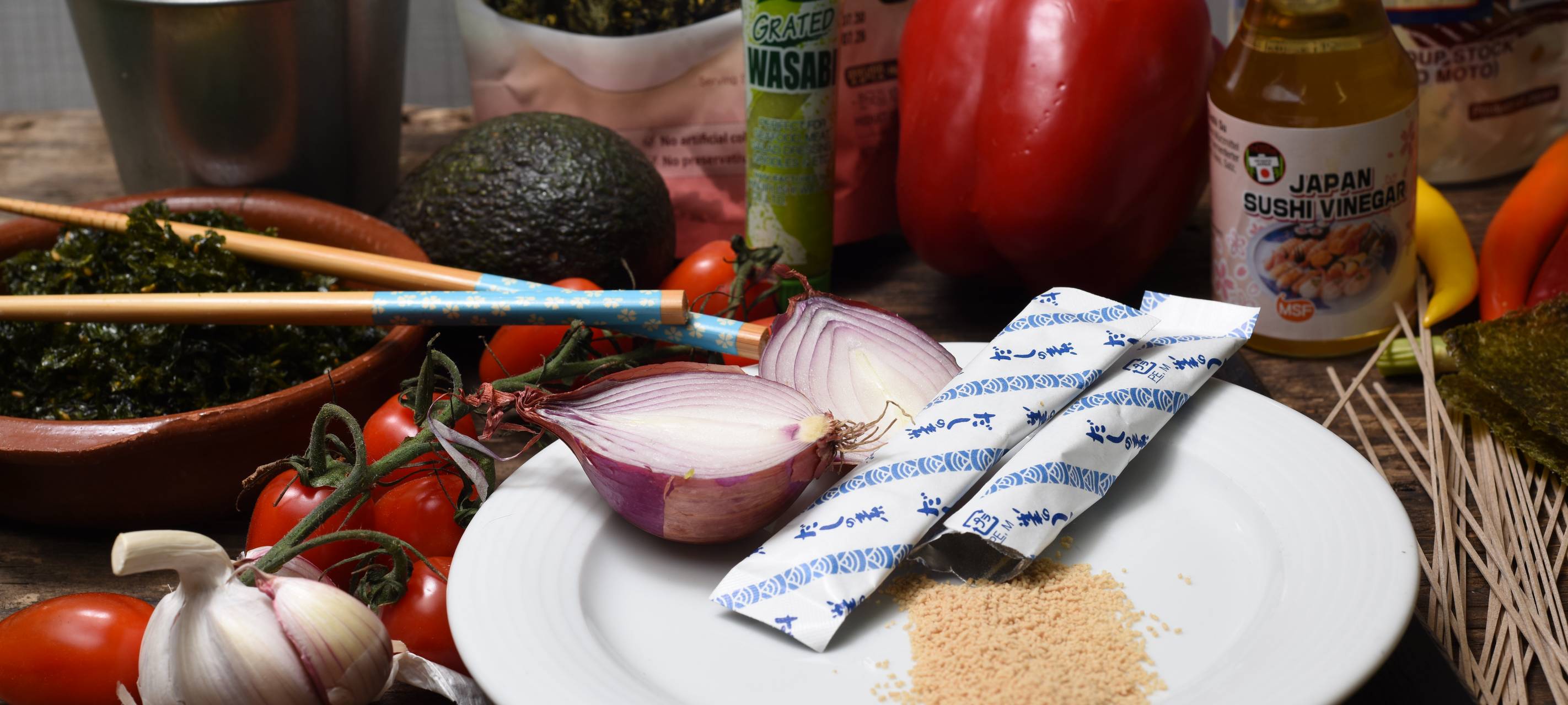 Asiatische Nudelsuppe mit Gemüse- und Seelachs-Tempura