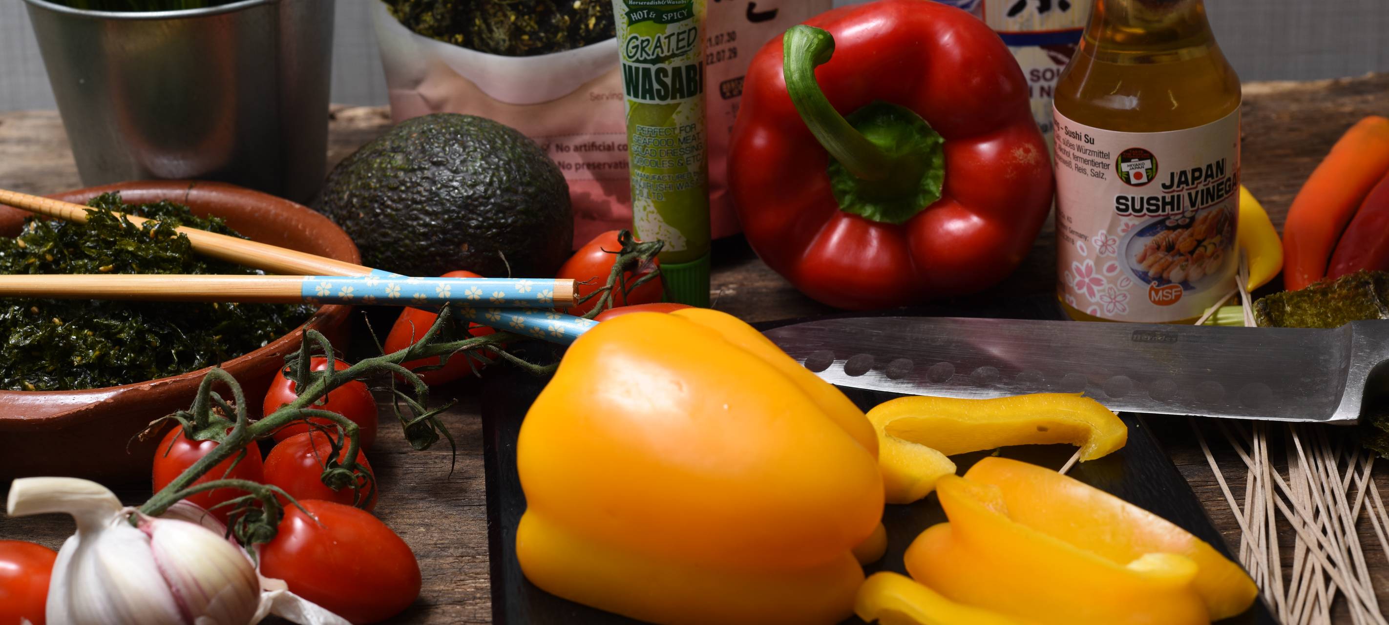 Asiatische Nudelsuppe mit Gemüse- und Seelachs-Tempura