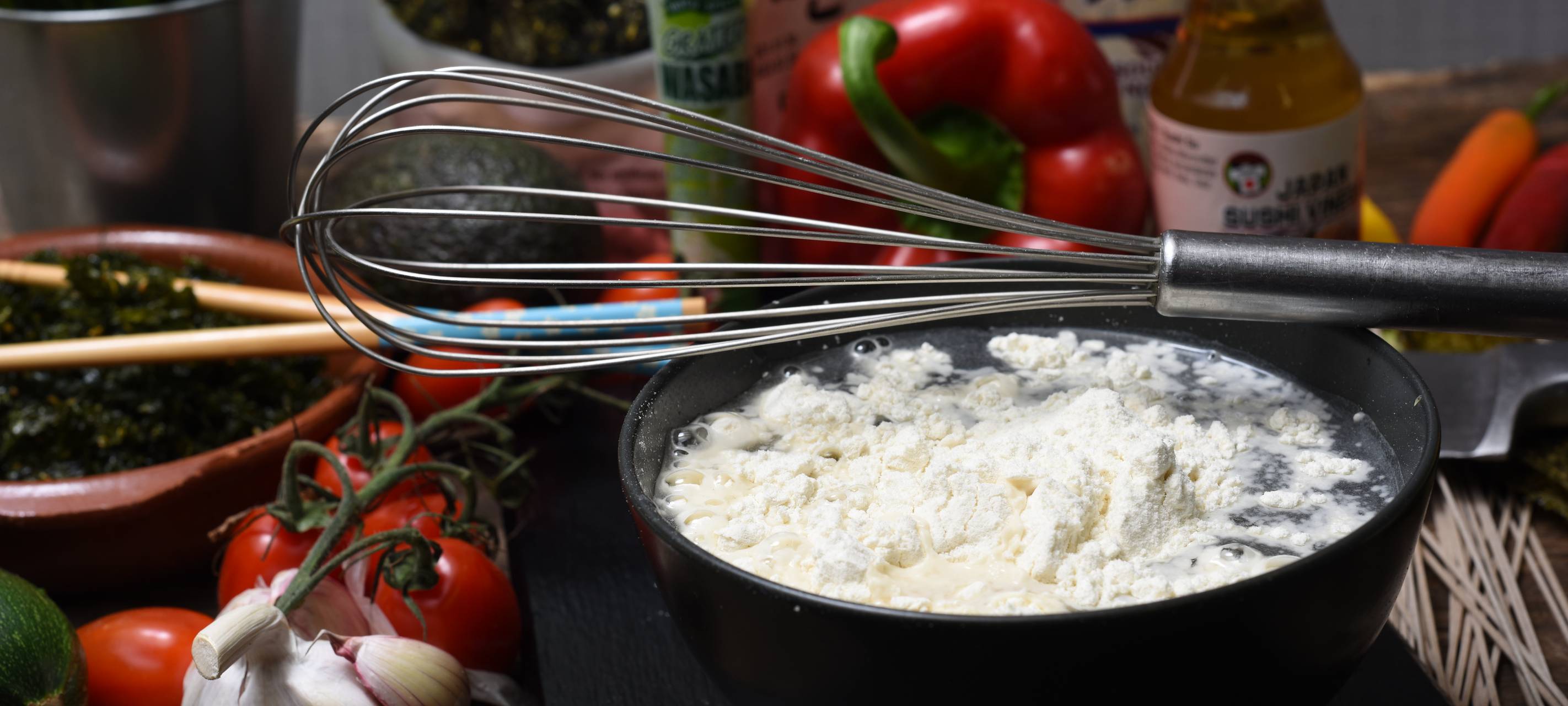 Asiatische Nudelsuppe mit Gemüse- und Seelachs-Tempura