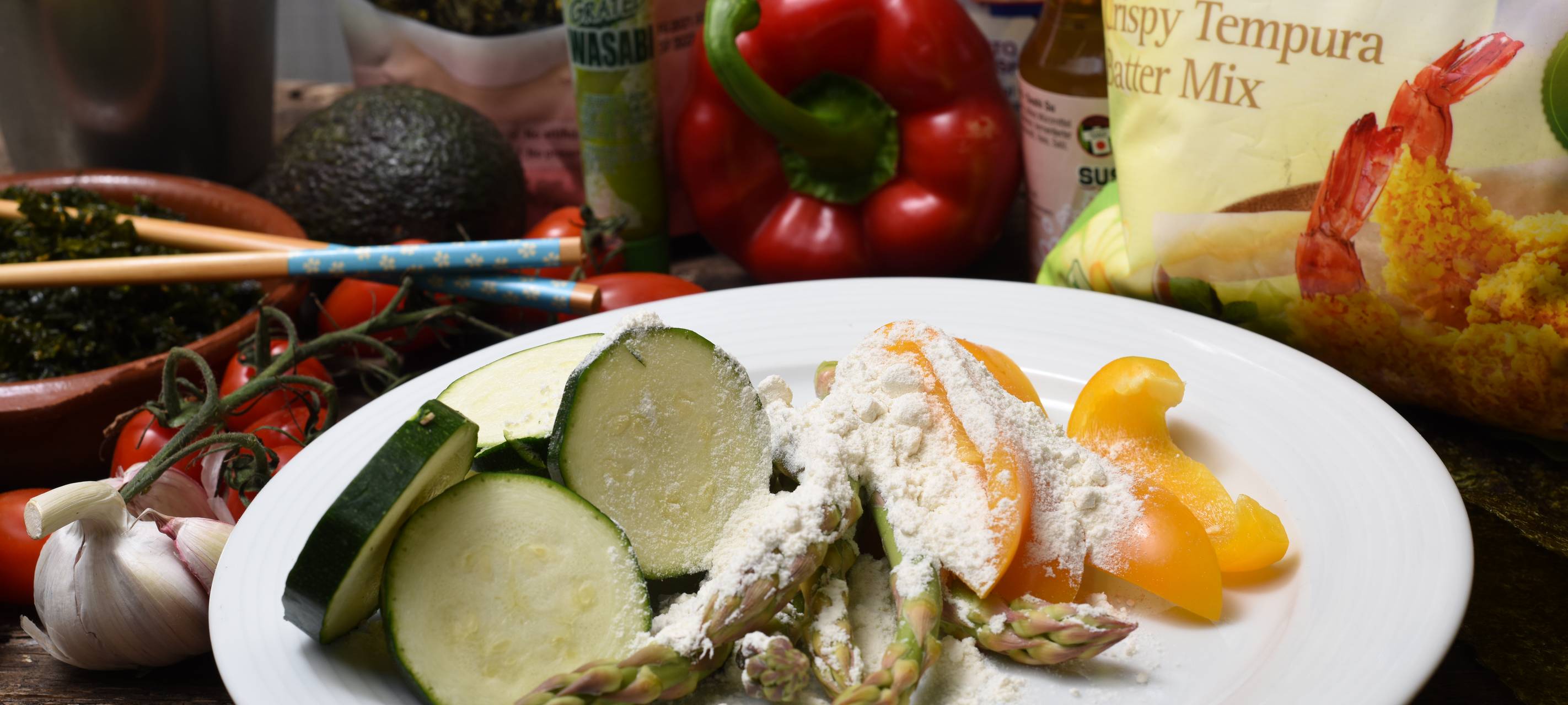 Asiatische Nudelsuppe mit Gemüse- und Seelachs-Tempura