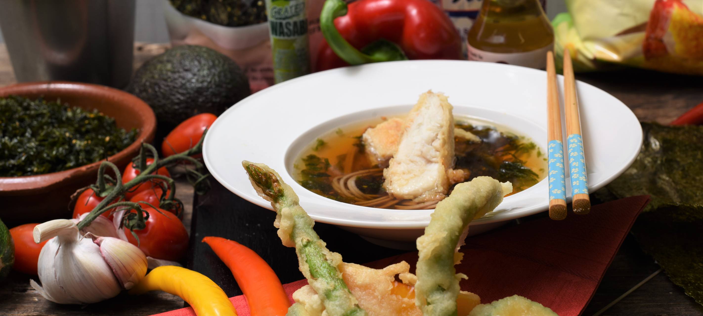 Asiatische Nudelsuppe mit Gemüse- und Seelachs-Tempura