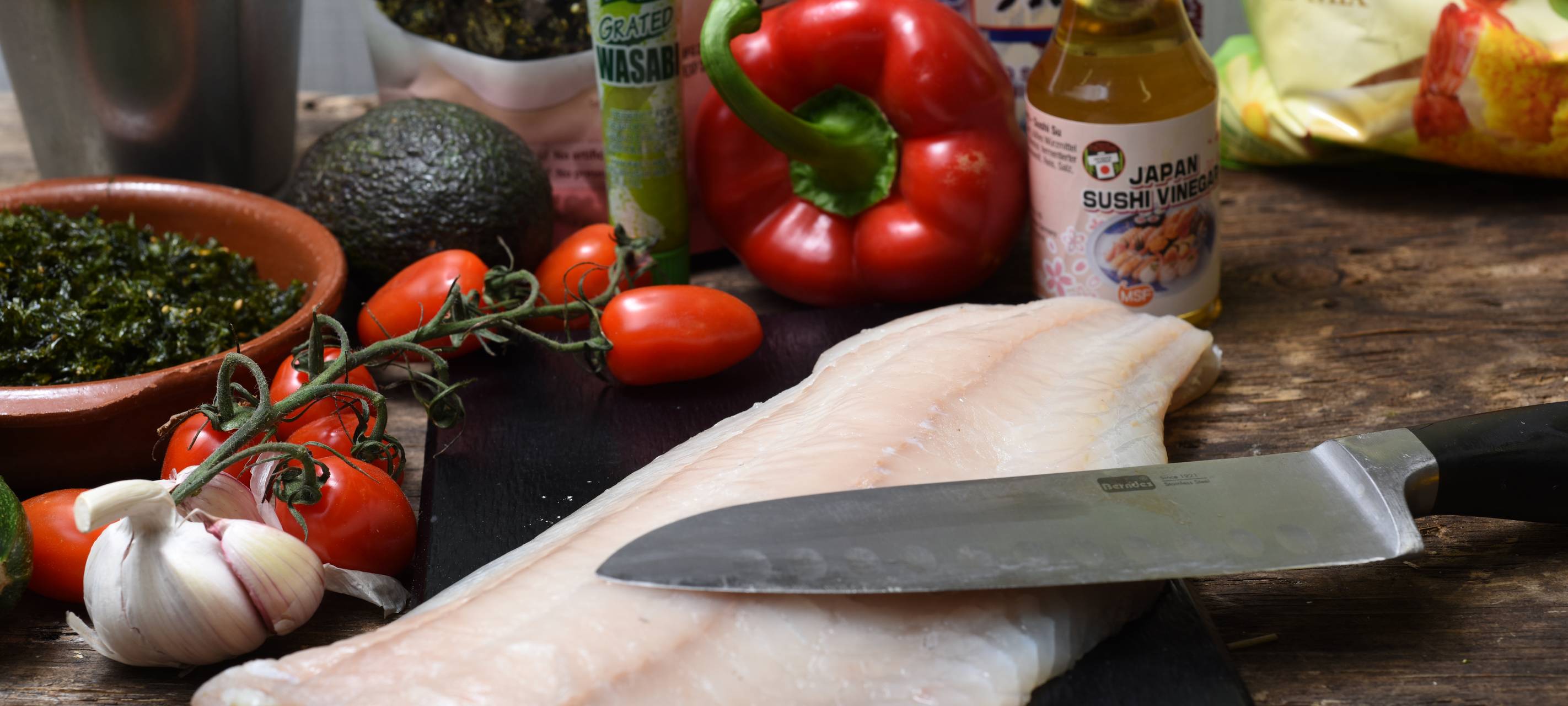 Asiatische Nudelsuppe mit Gemüse- und Seelachs-Tempura