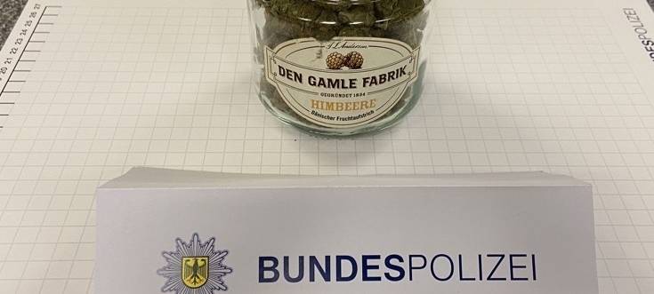 Drogen im Himbeerglas versteckt: Bundespolizei ermittelt