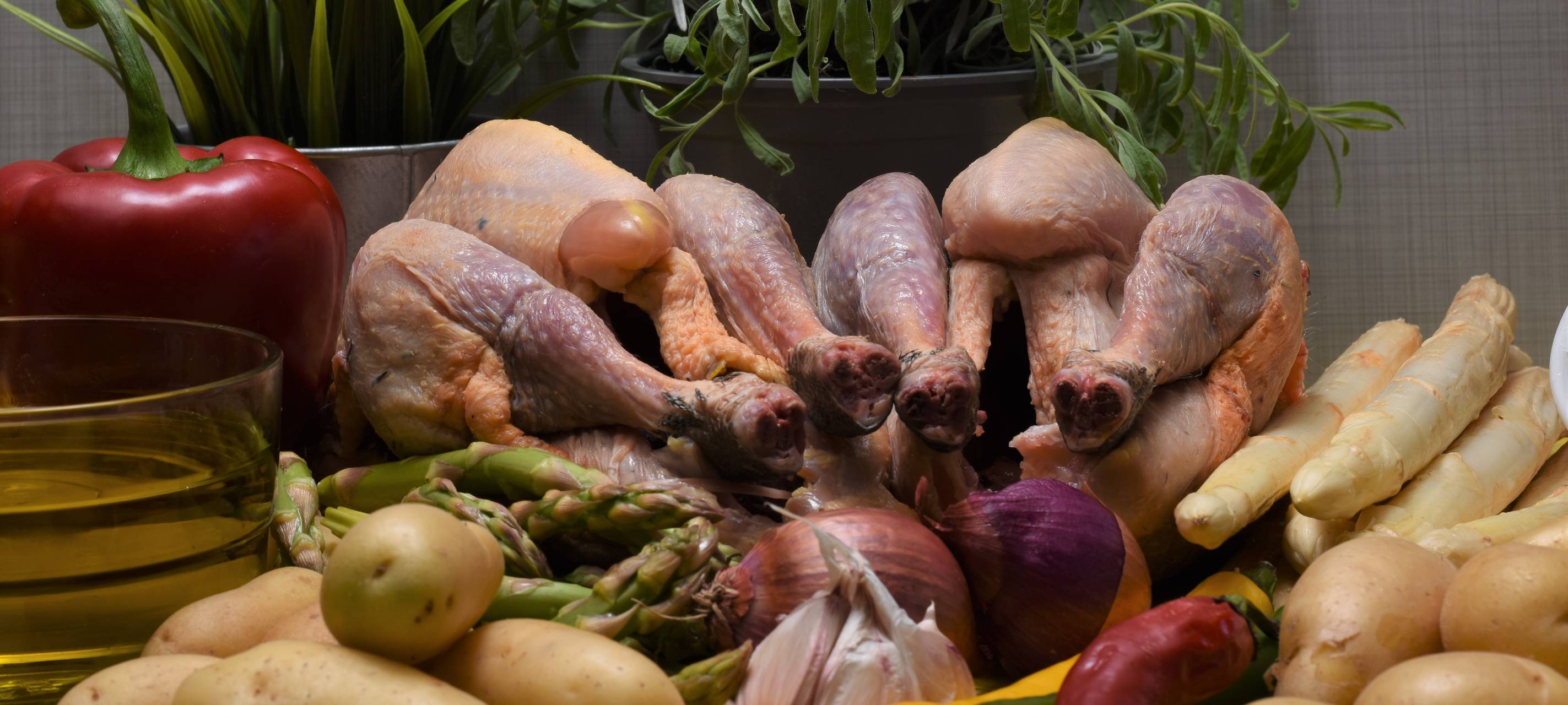 Gebratenes Perlhuhn mit Ofenspargel und Mojo verde
