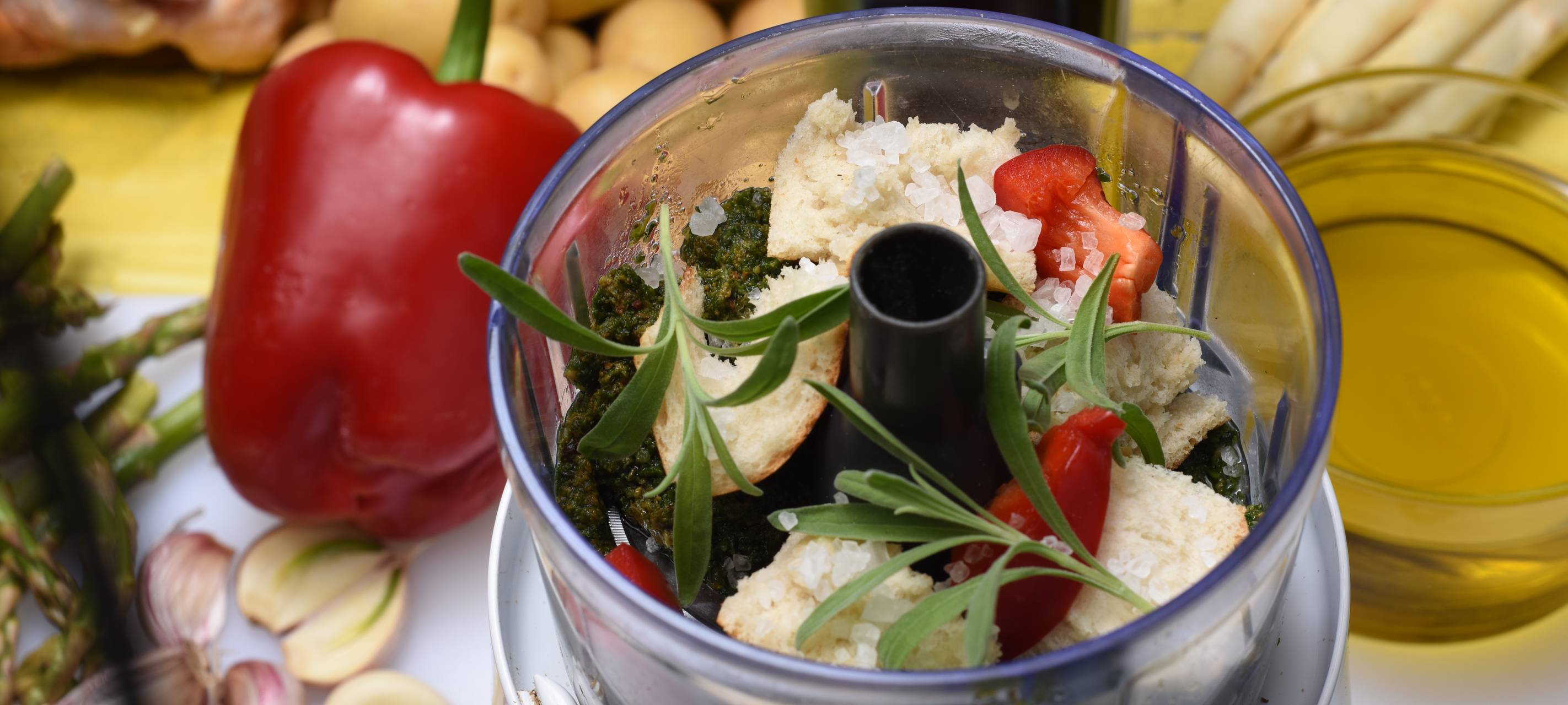 Gebratenes Perlhuhn mit Ofenspargel und Mojo verde