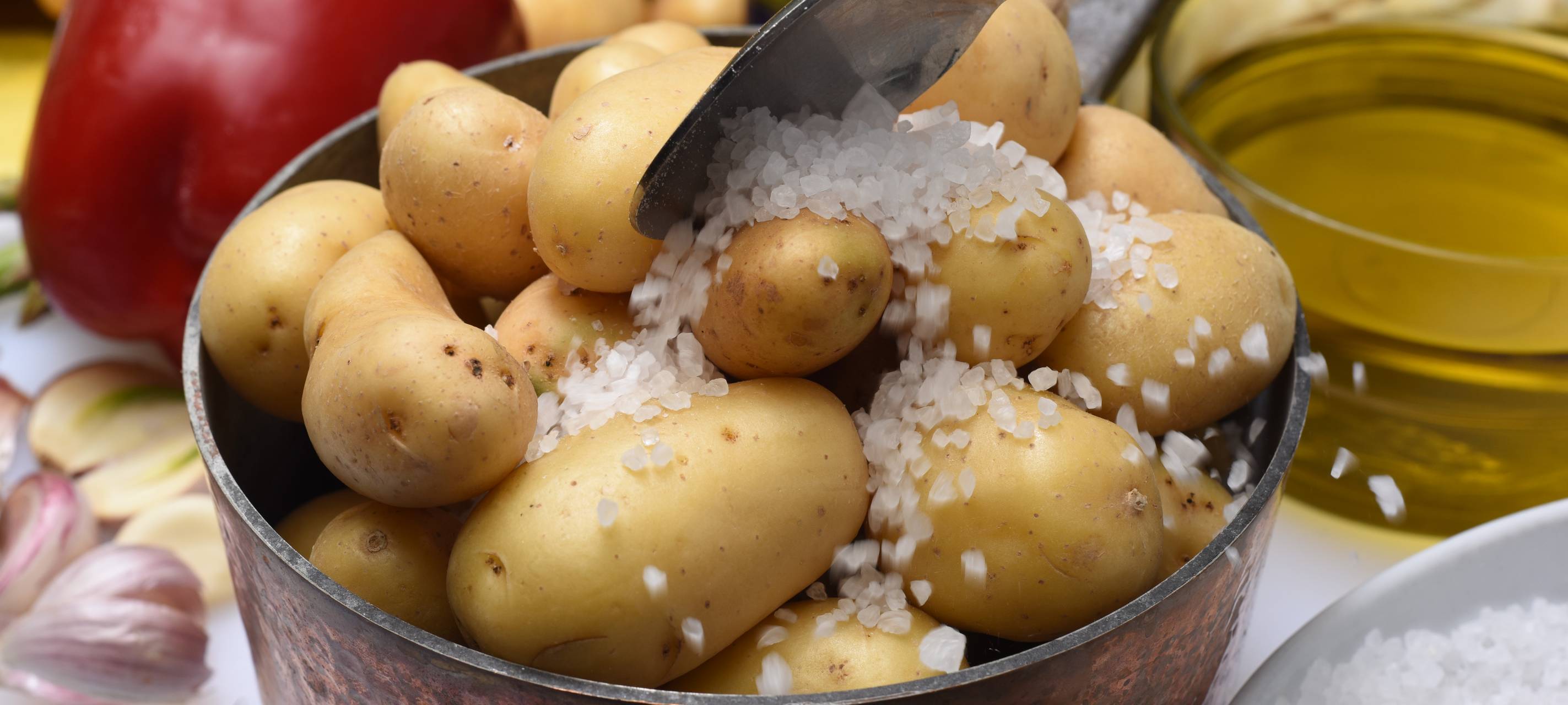 Gebratenes Perlhuhn mit Ofenspargel und Mojo verde