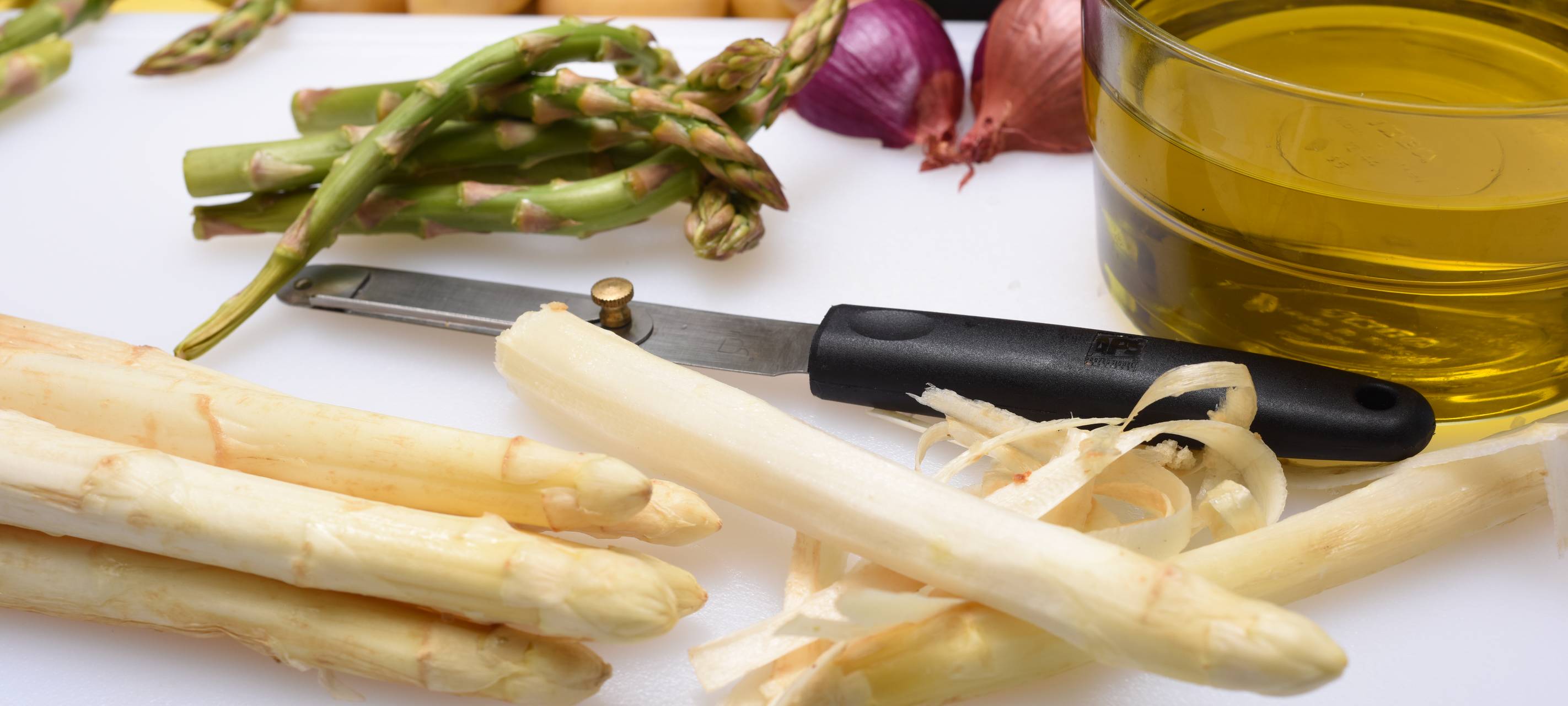 Gebratenes Perlhuhn mit Ofenspargel und Mojo verde