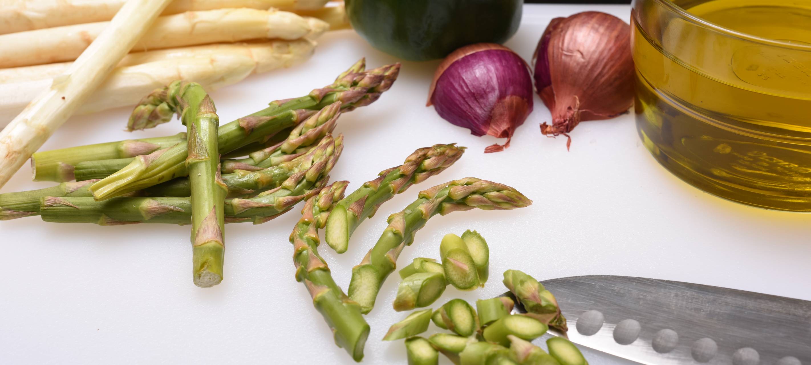 Gebratenes Perlhuhn mit Ofenspargel und Mojo verde