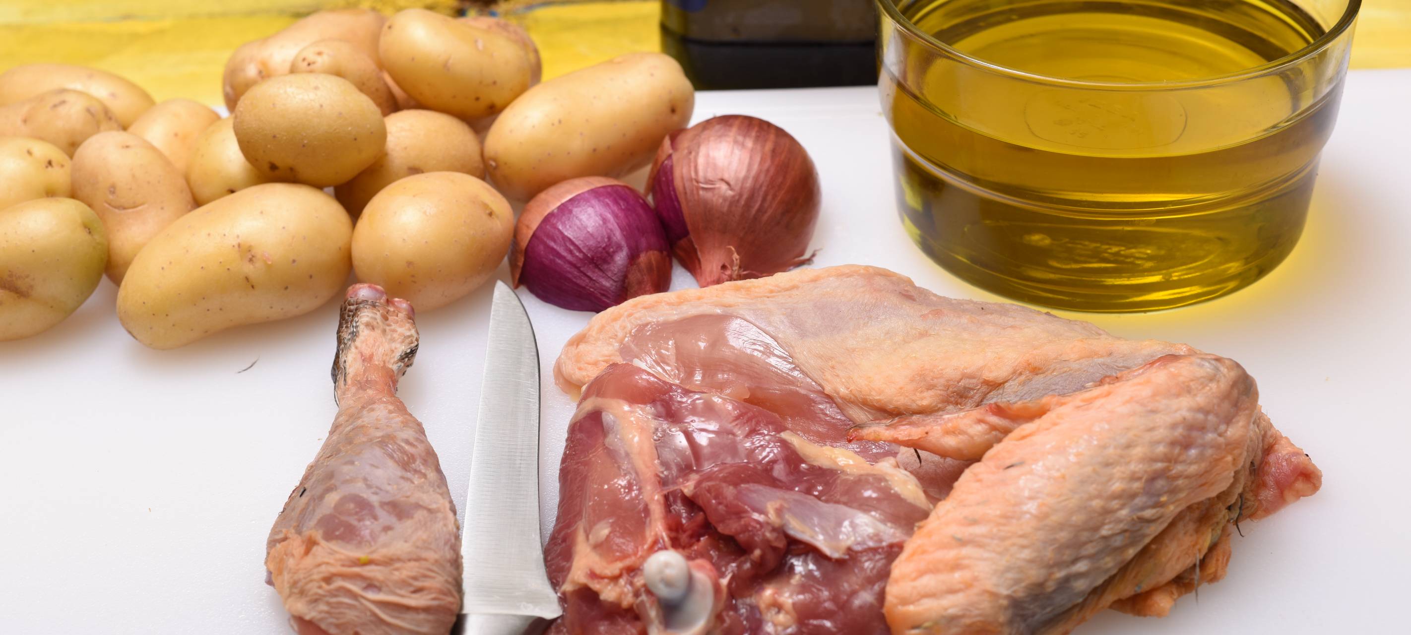 Gebratenes Perlhuhn mit Ofenspargel und Mojo verde