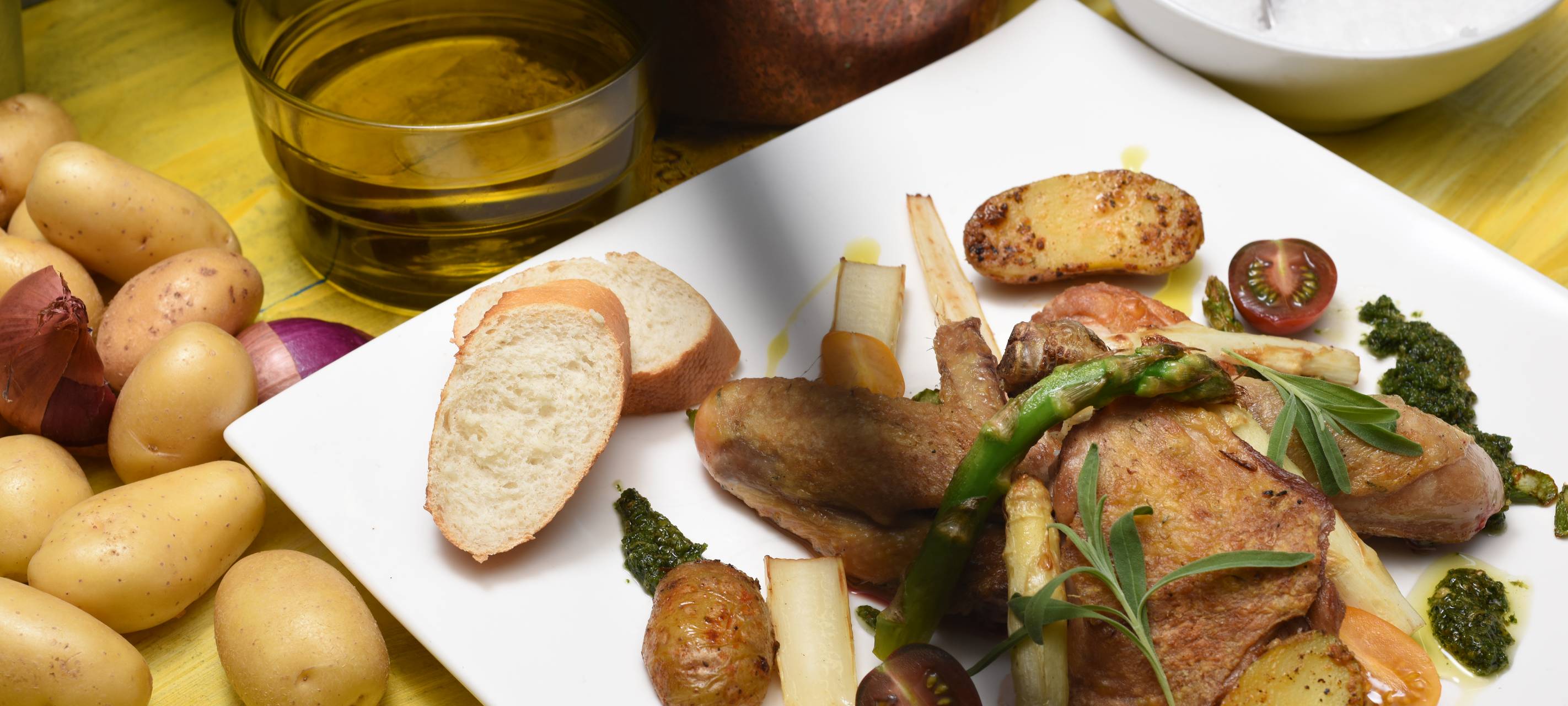 Gebratenes Perlhuhn mit Ofenspargel und Mojo verde