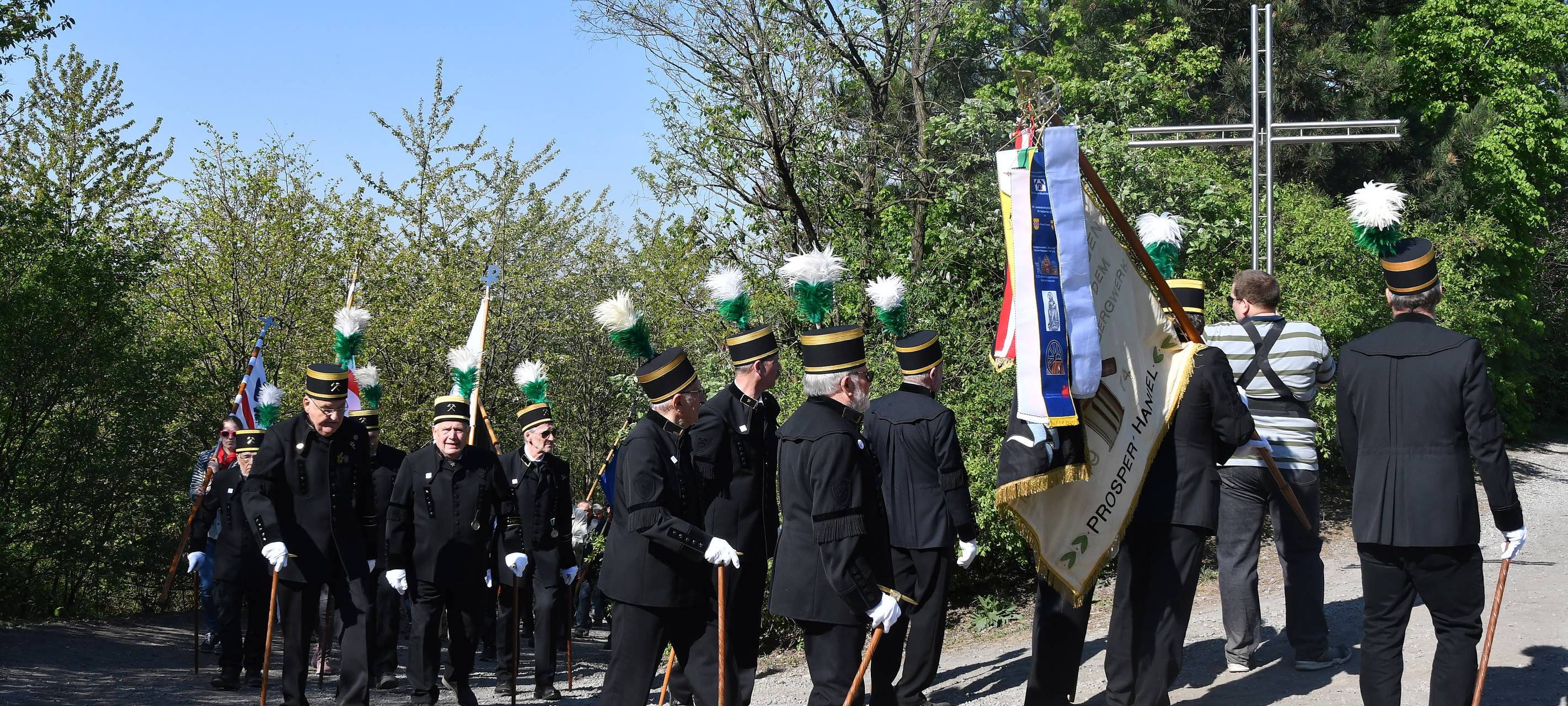 Ehemalige Bergleute gehen den Kreuzweg auf der Bottroper Halde Haniel