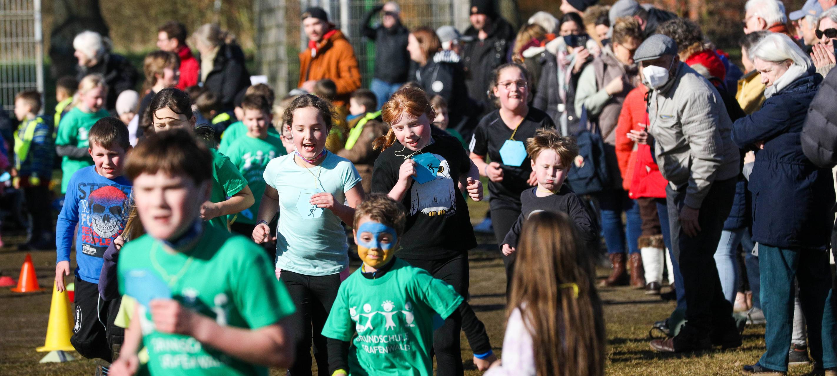 Grundschüler in Grafenwald beim Sponsorenlauf