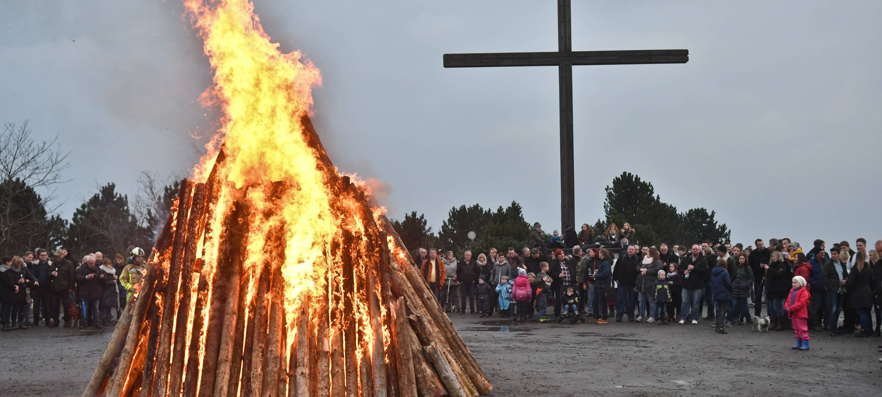 Ostersonntag: Traditionelles Feuer auf der Halde Haniel