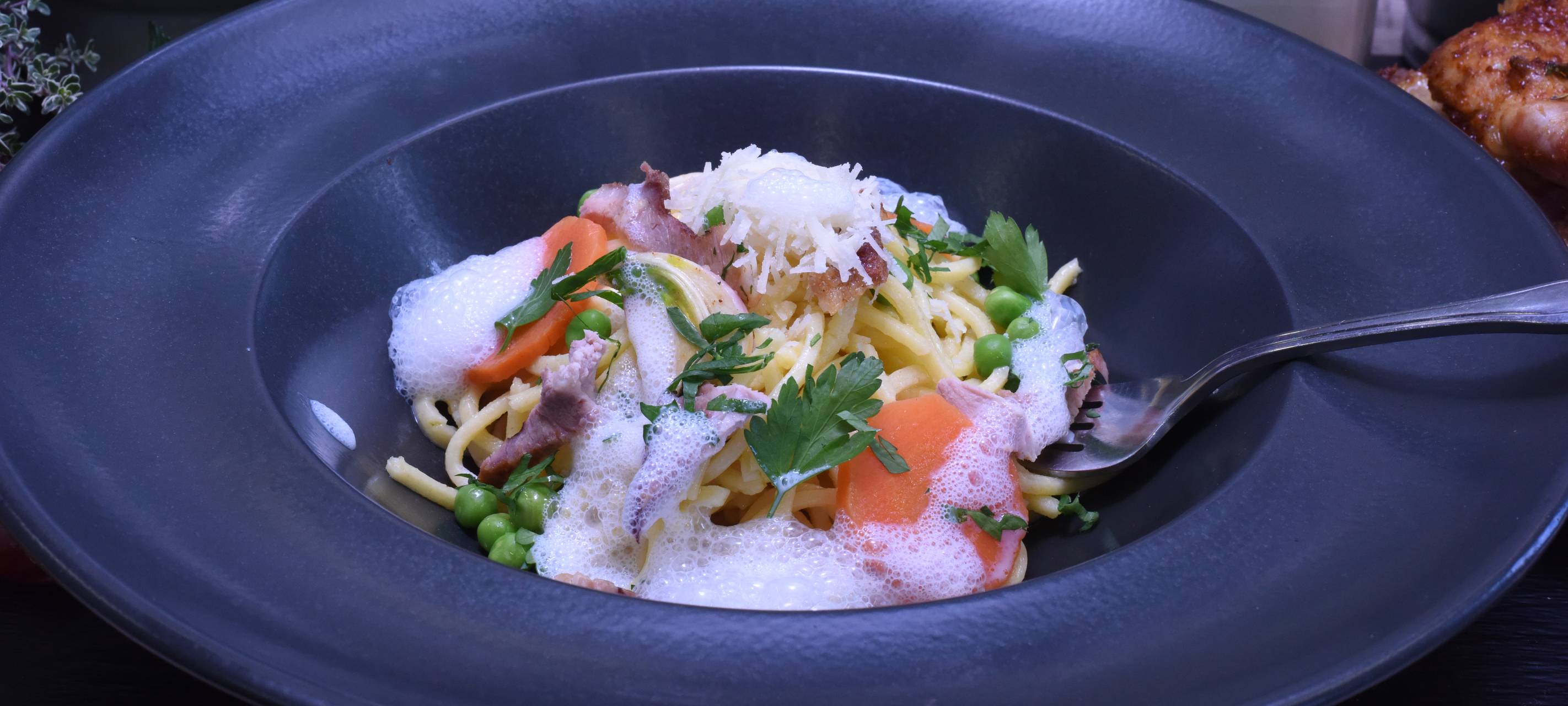 Spaghetti Carbonara mit gebratener Schweineschulter