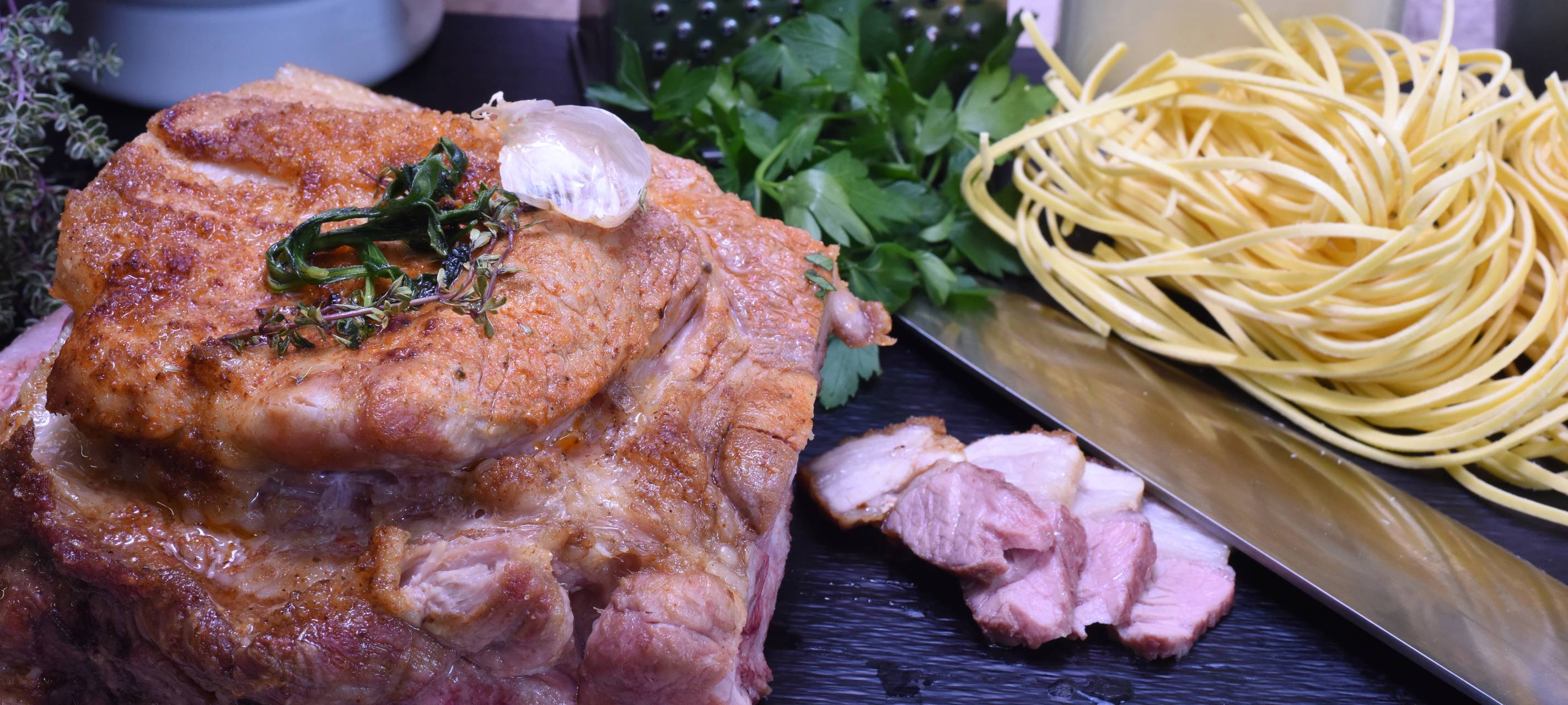 Spaghetti Carbonara mit gebratener Schweineschulter