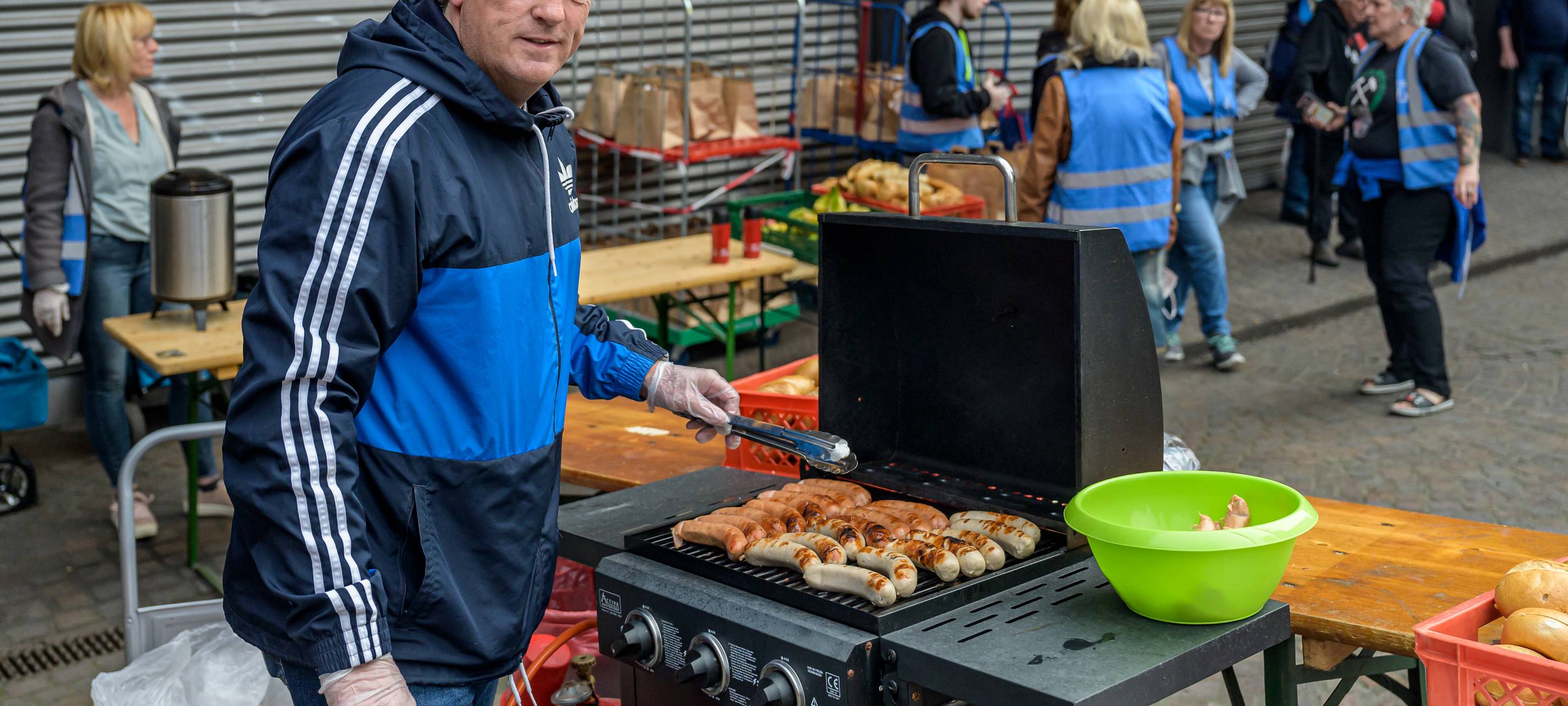 Schalke-Trainer grillt für Bedürftige am Hauptbahnhof