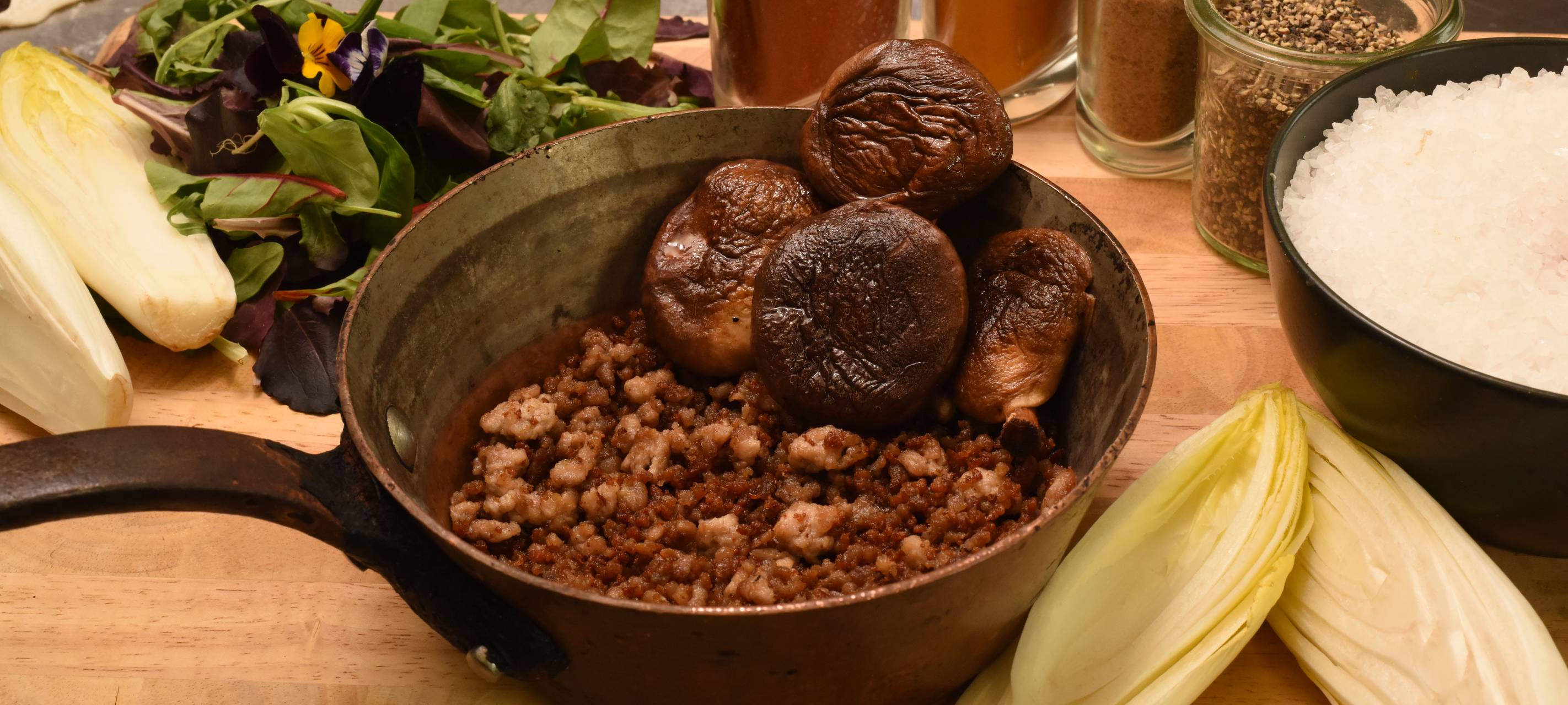 Blätterteig-Tartelettes mit Frühlingssalat und asiatischer Würze
