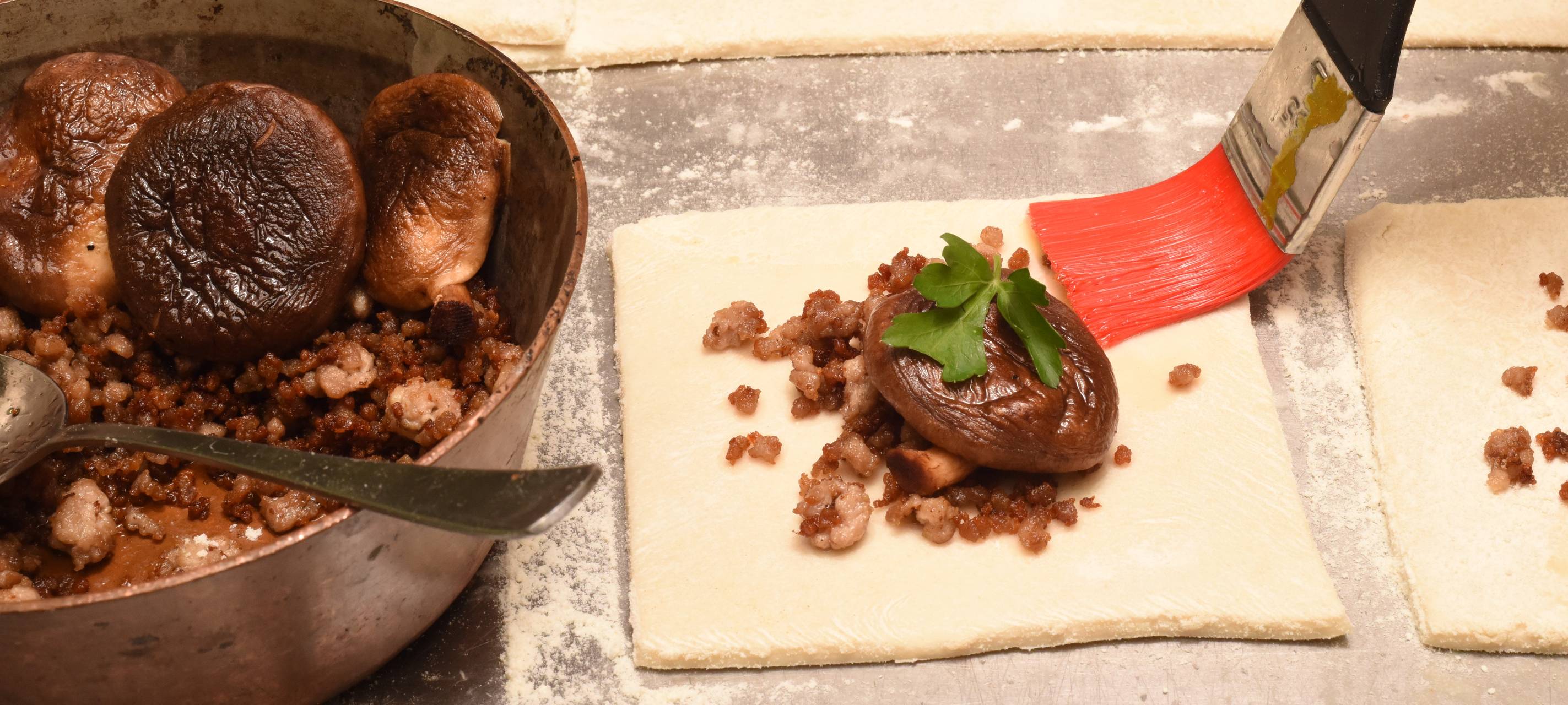 Blätterteig-Tartelettes mit Frühlingssalat und asiatischer Würze