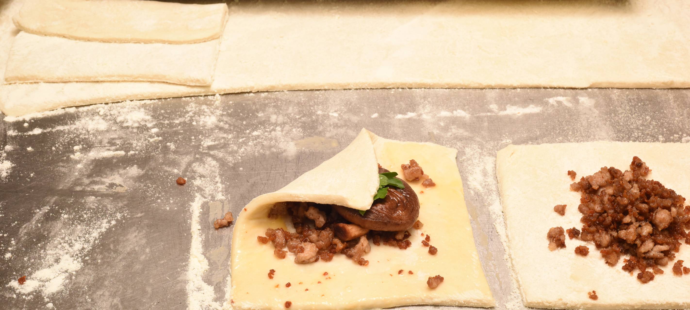 Blätterteig-Tartelettes mit Frühlingssalat und asiatischer Würze