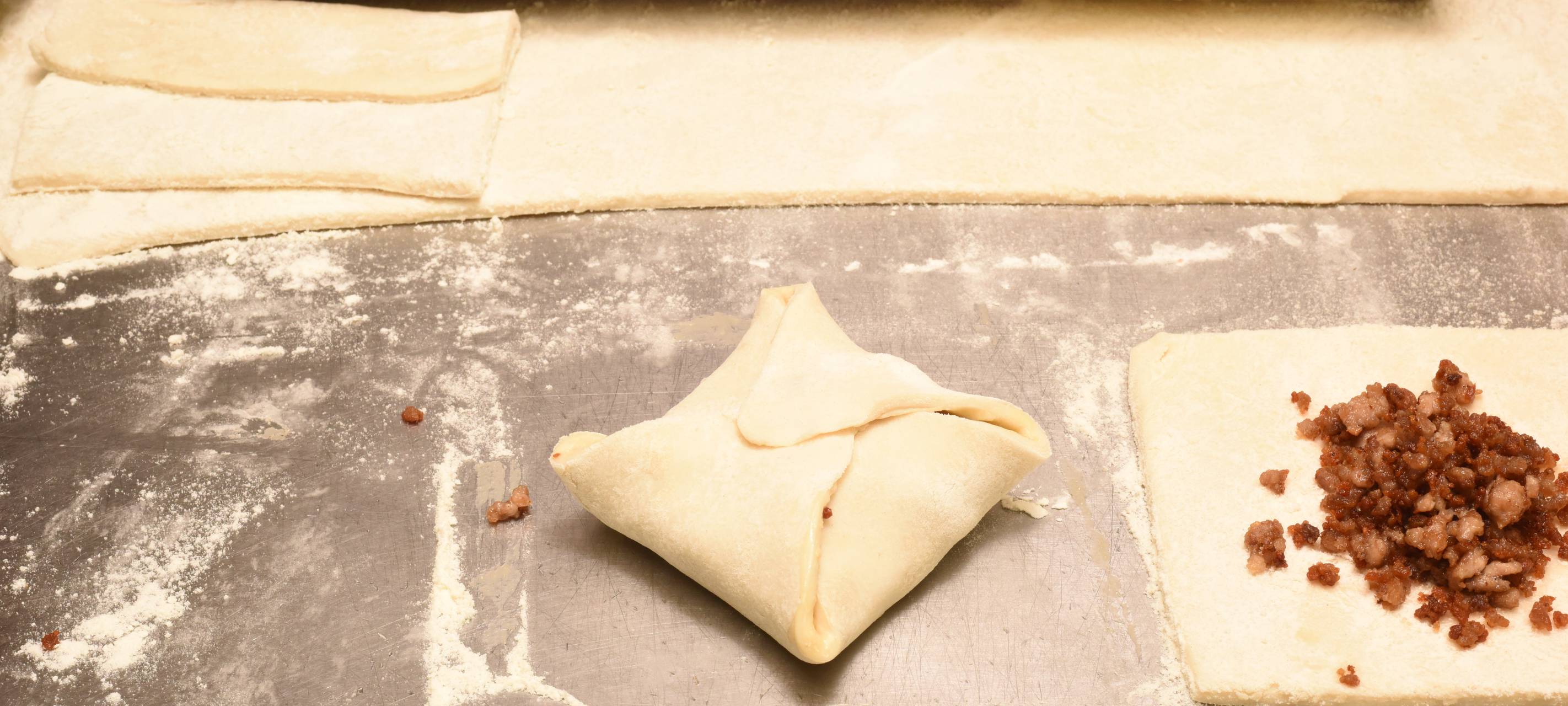 Blätterteig-Tartelettes mit Frühlingssalat und asiatischer Würze