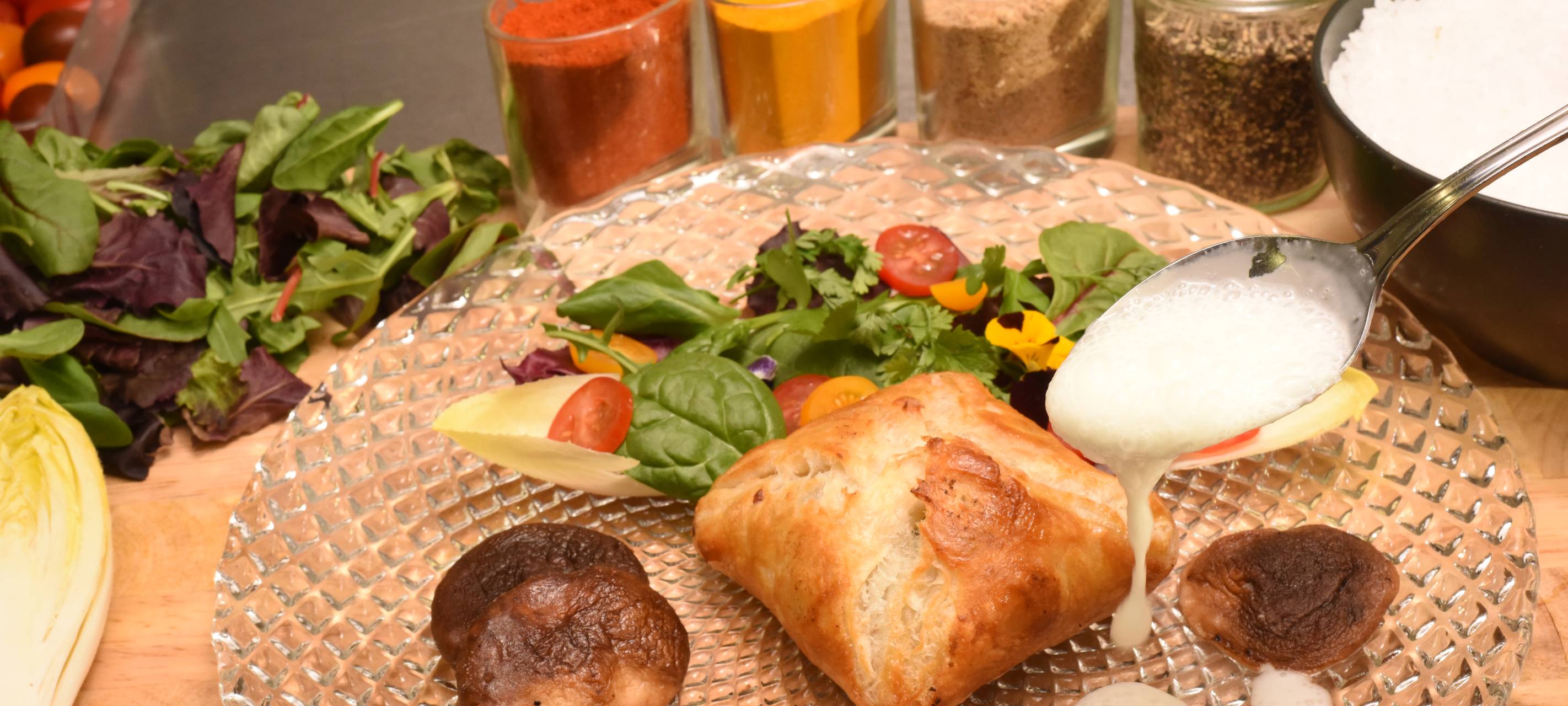 Blätterteig-Tartelettes mit Frühlingssalat und asiatischer Würze