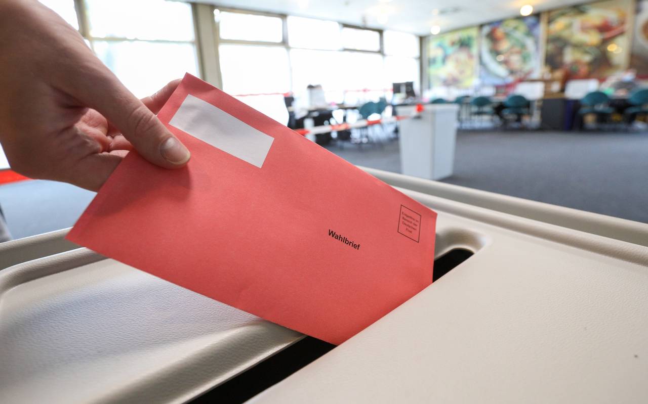 Wähler wirft seinen Wahlbrief in die Wahlurne