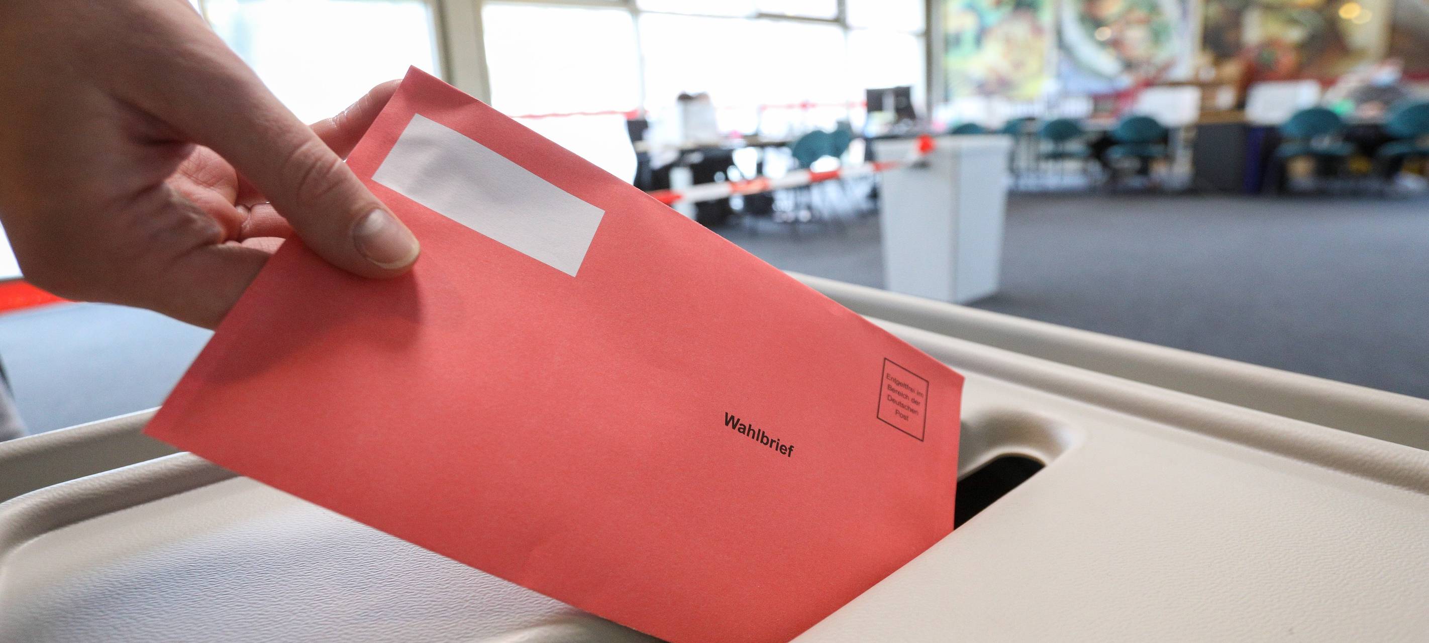 Wähler wirft seinen Wahlbrief in die Wahlurne