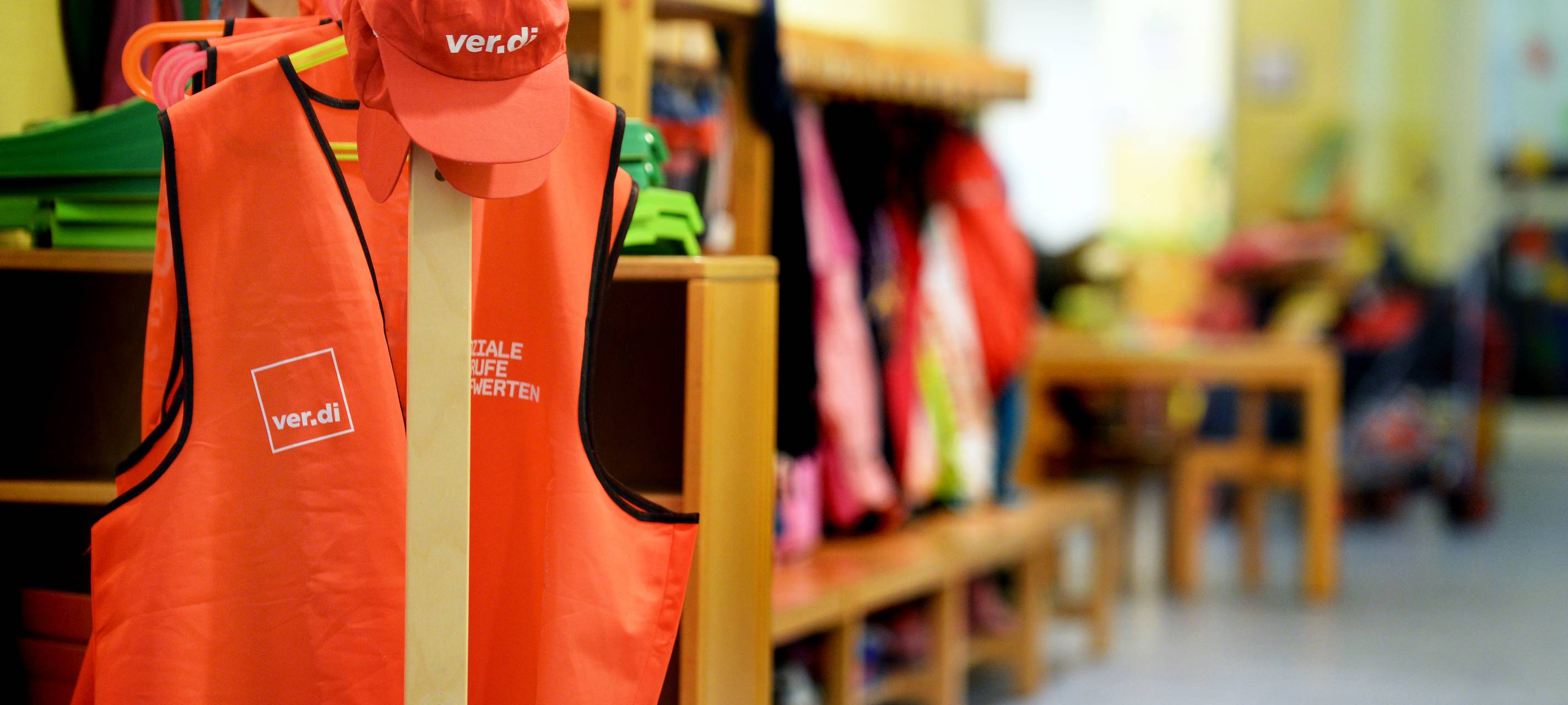 Ver.di-Warnwesten auf einem verwaisten Kita-Flur