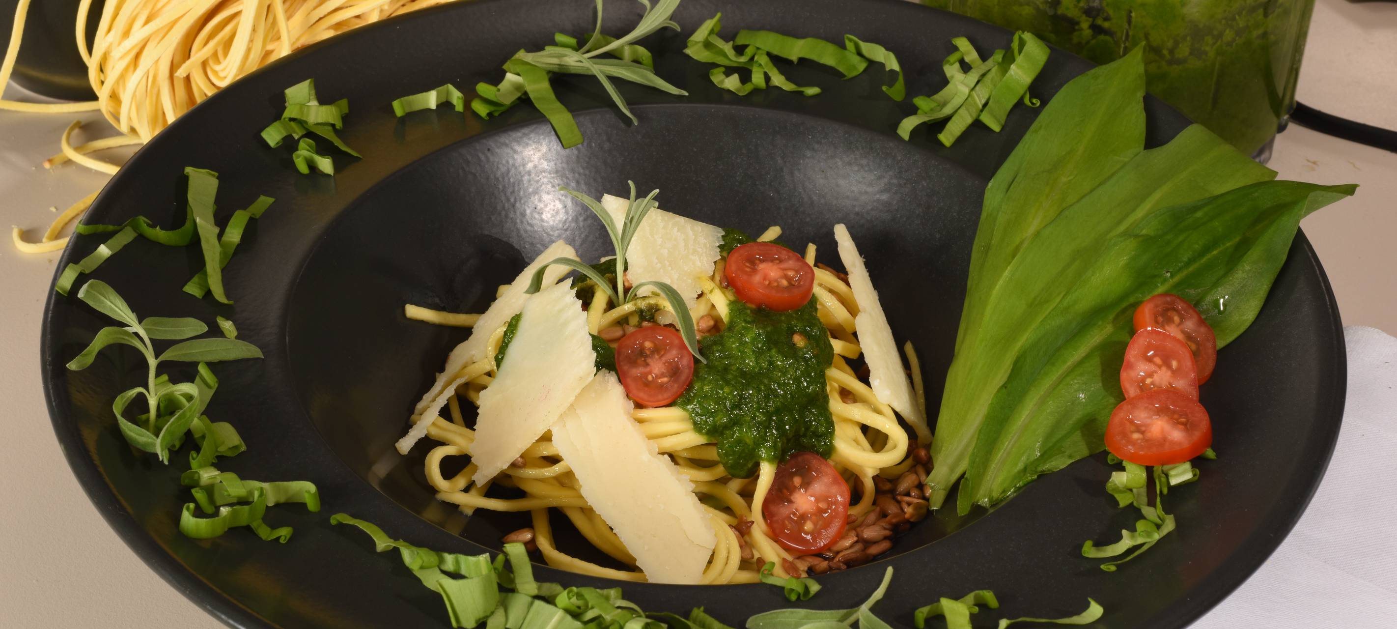 Bärlauchpesto mit Pasta und Pecorino