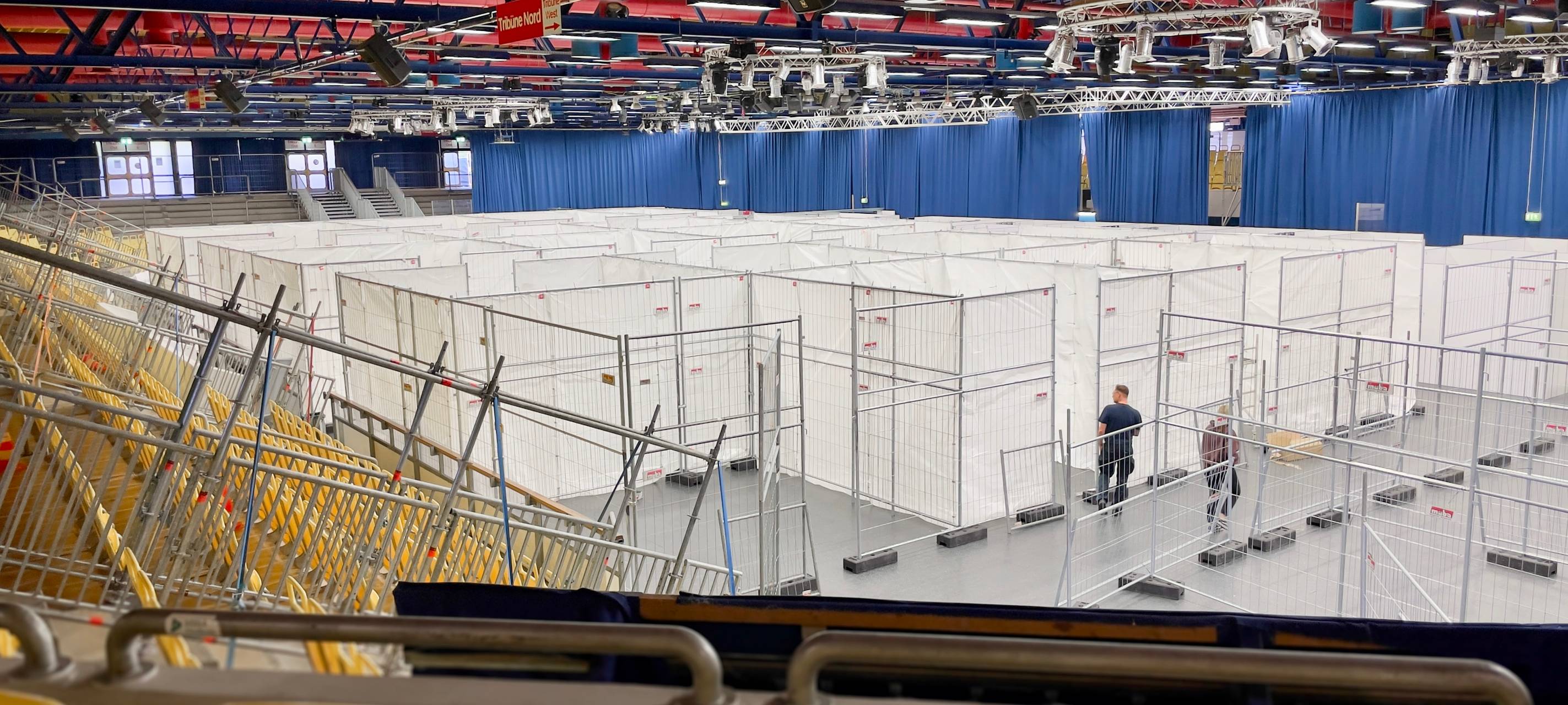 Trennwände werden in der Emscher-Lippe-Halle aufgebaut