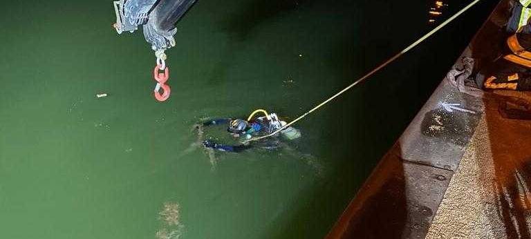 Autofahrer fährt in Gelsenkirchen in Rhein-Herne-Kanal