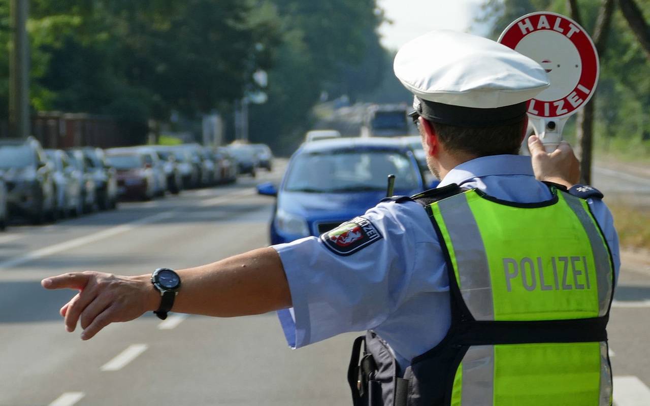 Polizist bei einer Verkehrskontrolle