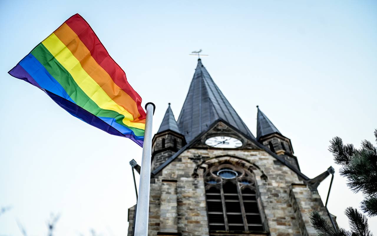 Regenbogenflagge vor einer Kirche